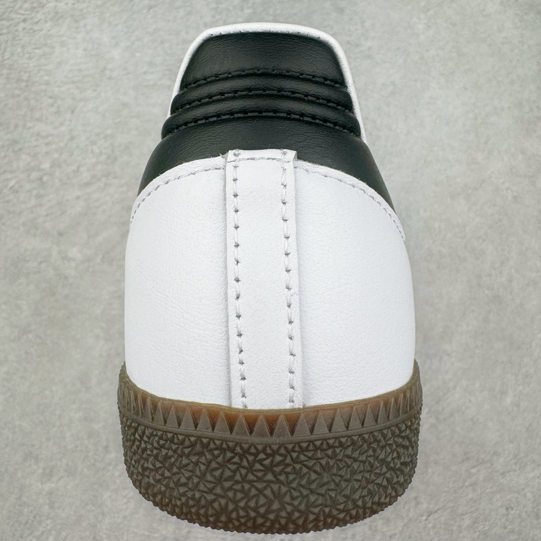 图片[8]-＃SZ纯原 AD Original Samba OG 复古经典轻便板鞋 B75806 原装头层牛皮加持 正确烫金高频细节 原装纳米超迁皮料 独家私模橡胶大底 原盒原配 正确黑色中底布 过宽过胶 这款桑巴鞋展示了高质量的工艺 带有装饰的超锁缝制和无缝的手感 柔软、柔软的皮革造型和标志性的3条纹完成了精致的外观 正规合身鞋带 鞋面上有绒面鞋垫 橡胶鞋底 享受正畸套筒软感 自50年代首次亮相以来就一直在赢得粉丝的青睐尺码：36 36.5 37.5 38 38.5 39 40 40.5 41 42 42.5 43 44 44.5 45-选品中心