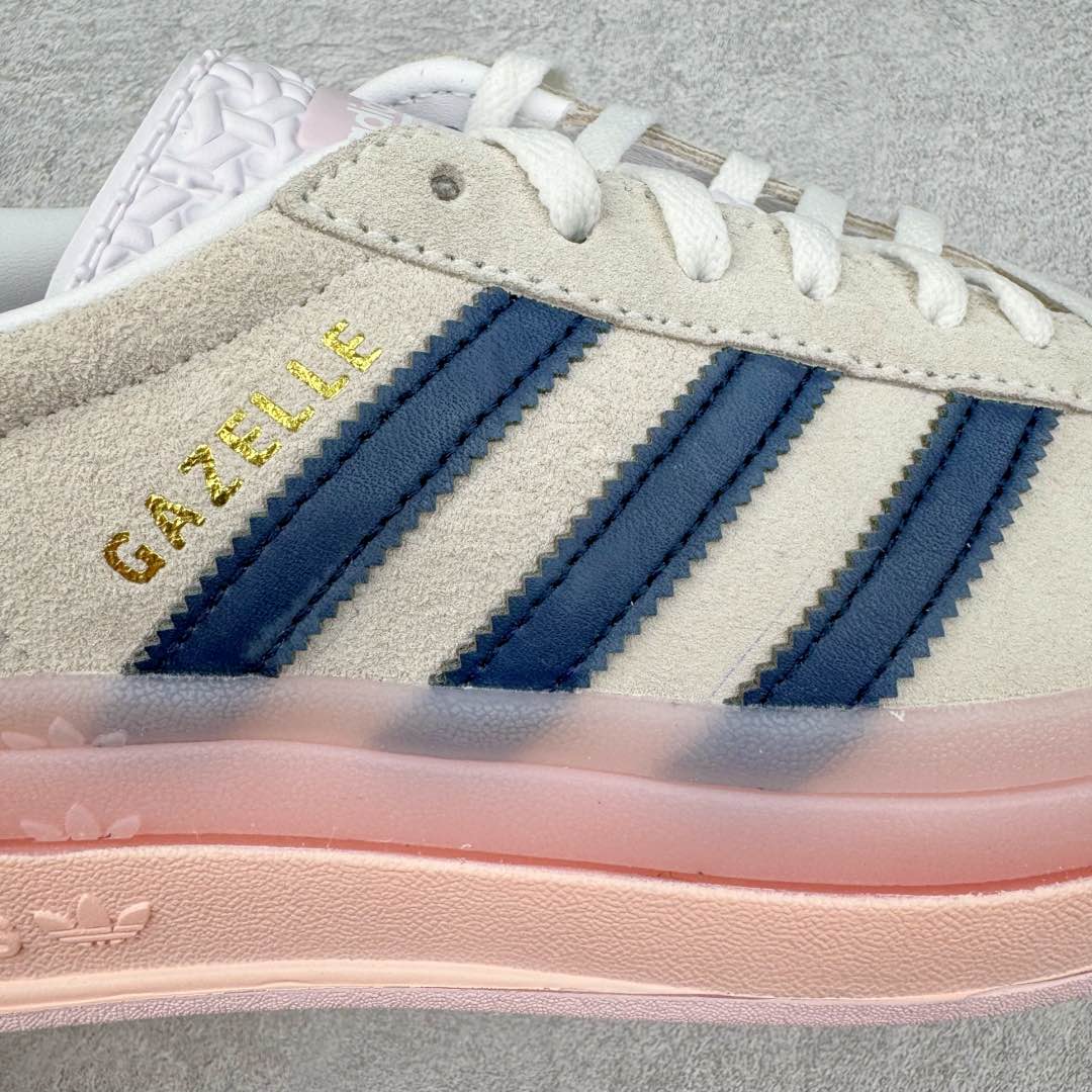 图片[19]-＃CS纯原 AD Originals Gazelle Bold W 羚羊松糕系列复古百搭厚底增高低帮休闲运动板鞋 IE6508 新的一年就要换新的打扮啦！除了设定变美、健身、减肥等目标外，你已经可以利用鞋子来“偷偷改善身材比例”的愿望了！ 因为有一句话。身高不够。鞋子来凑~赶快入手以下各大运动品牌最新推出的“厚底增高运动鞋”吧。 是最好穿最百搭的长腿神器。 重点是……不仅价格不错～鞋子也不错啊！Originals的Gazelle Bold鞋款打造出「超厚底版本」！延续流线鞋型、经典麂皮材质、白色三条线和侧面烫金标志的复古外型，奶油白鞋底高度直接乘3，出门搭上它，保证一路步步高升。尺码：36 36⅔ 37⅓ 38 38⅔ 39⅓ 40-选品中心