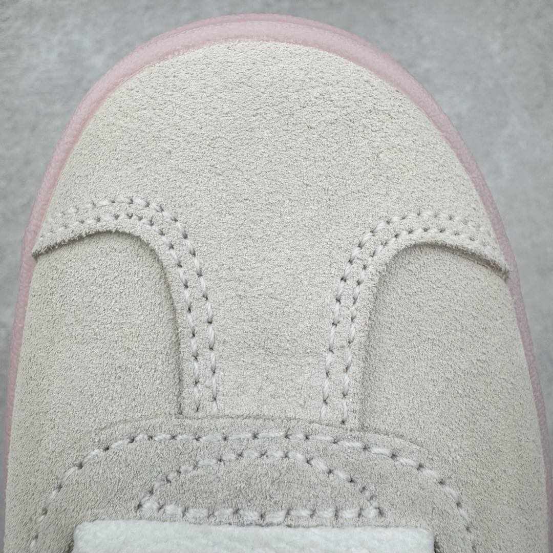 图片[16]-＃CS纯原 AD Originals Gazelle Bold W 羚羊松糕系列复古百搭厚底增高低帮休闲运动板鞋 IE6508 新的一年就要换新的打扮啦！除了设定变美、健身、减肥等目标外，你已经可以利用鞋子来“偷偷改善身材比例”的愿望了！ 因为有一句话。身高不够。鞋子来凑~赶快入手以下各大运动品牌最新推出的“厚底增高运动鞋”吧。 是最好穿最百搭的长腿神器。 重点是……不仅价格不错～鞋子也不错啊！Originals的Gazelle Bold鞋款打造出「超厚底版本」！延续流线鞋型、经典麂皮材质、白色三条线和侧面烫金标志的复古外型，奶油白鞋底高度直接乘3，出门搭上它，保证一路步步高升。尺码：36 36⅔ 37⅓ 38 38⅔ 39⅓ 40-选品中心