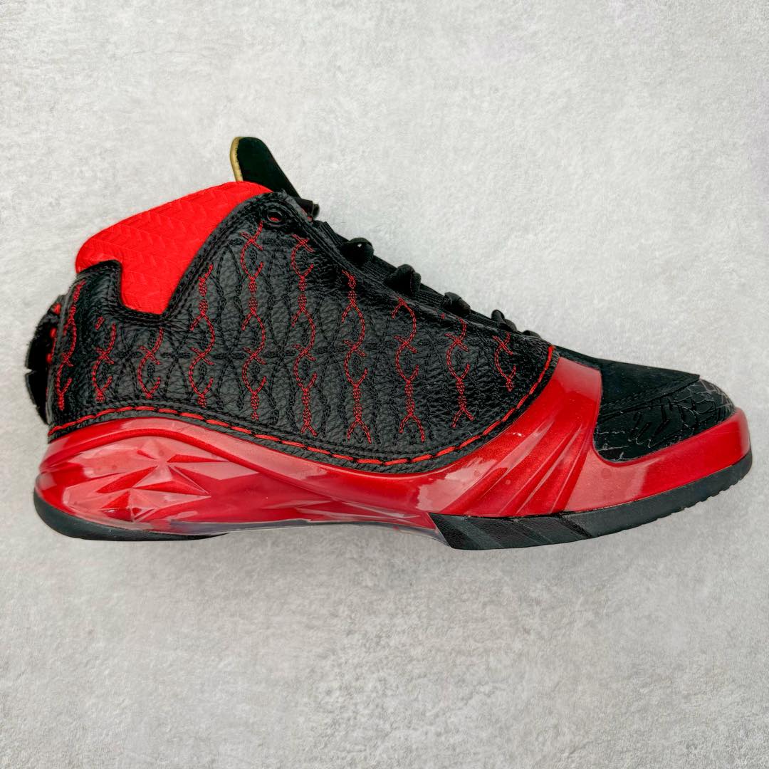 Air Jordan XX3 OG 迈克尔·乔丹高帮复古休闲文化运动篮球鞋 318474-061 原楦开发版型 采用厚实荔枝纹仿牛皮组合牛剖革鞋面材质 中底搭载仿塑纤中板缓震 缜密中底拉帮工艺 搭载一次压模成形 Phylon中底 外置高性能环抱式TPU组合防滑耐磨橡胶大底 AJ23在诞生以前被称为AJ系列最后一代以数字命名的球鞋 所以在设计上格外用心 体现出绅士的儒雅风格 鞋舌上带有雕花细节设计 大面积TPU稳定托盘 鞋面缝有三维走线 鞋头有MJ本人签名印字 Phylon中底 全掌Zoom Air缓震科技 外底纹路为MJ本人放大的指纹 尺码：40 40.5 41 42 42.5 43 44 44.5 45 46 47.5-选品中心