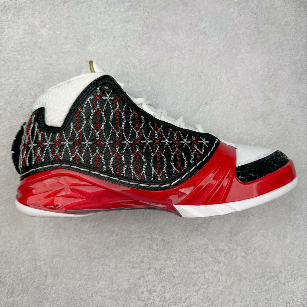 Air Jordan XX3 OG 迈克尔·乔丹高帮复古休闲文化运动篮球鞋 318376-061 原楦开发版型 采用厚实荔枝纹仿牛皮组合牛剖革鞋面材质 中底搭载仿塑纤中板缓震 缜密中底拉帮工艺 搭载一次压模成形 Phylon中底 外置高性能环抱式TPU组合防滑耐磨橡胶大底 AJ23在诞生以前被称为AJ系列最后一代以数字命名的球鞋 所以在设计上格外用心 体现出绅士的儒雅风格 鞋舌上带有雕花细节设计 大面积TPU稳定托盘 鞋面缝有三维走线 鞋头有MJ本人签名印字 Phylon中底 全掌Zoom Air缓震科技 外底纹路为MJ本人放大的指纹 尺码：40 40.5 41 42 42.5 43 44 44.5 45 46 47.5-选品中心
