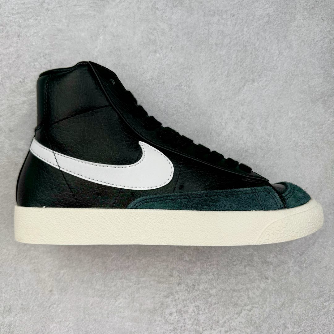 ＃福利特价 NK Blazer Mid \’1977 Vintage WE 经典开拓者高帮百搭休闲运动板鞋 浓郁的复古造型 Blazer Mid 同样拥有着许多球鞋玩家的喜爱。近日一款多彩新品曝光，不同于熟悉的素雅气氛，强烈的视觉对撞，令人眼前一亮！整体鞋身辅以柔软的荔枝皮打造，内外均采用鲜明的撞色示人。黄、蓝、绿、红的对称刻画，加之细节轮廓的色调勾勒，活力满载的夏日清爽气息扑面而来，上脚想必也会为你带来超高的回头率表现。尺码：36 36.5 37.5 38 38.5 39 40 40.5 41 42 42.5 43 44 44.5 45-选品中心