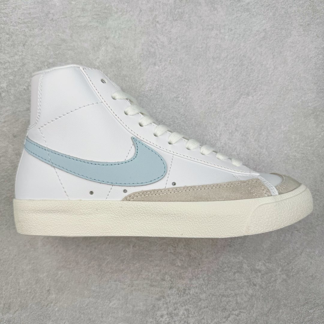 ＃福利特价 NK Blazer Mid \’1977 Vintage WE 经典开拓者高帮百搭休闲运动板鞋 浓郁的复古造型 Blazer Mid 同样拥有着许多球鞋玩家的喜爱。近日一款多彩新品曝光，不同于熟悉的素雅气氛，强烈的视觉对撞，令人眼前一亮！整体鞋身辅以柔软的荔枝皮打造，内外均采用鲜明的撞色示人。黄、蓝、绿、红的对称刻画，加之细节轮廓的色调勾勒，活力满载的夏日清爽气息扑面而来，上脚想必也会为你带来超高的回头率表现。尺码：36 36.5 37.5 38 38.5 39 40 40.5 41 42 42.5 43 44 44.5 45-选品中心