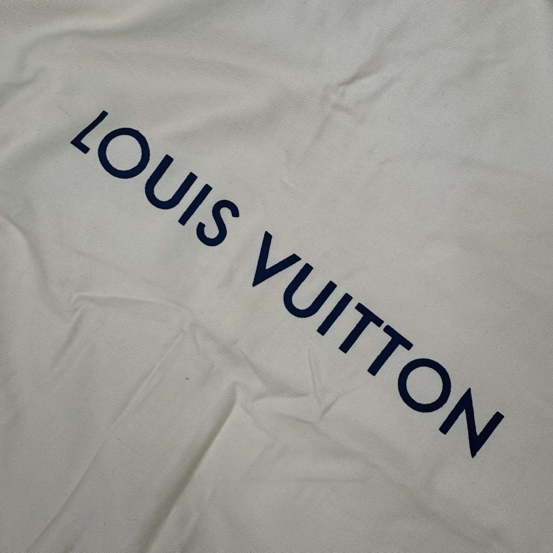 图片[20]-＃GD广顶 LOUIS VUITTON SS24 Lv菲董联名系列 纯色双面羊毛休闲小香风夹克外套 太古汇24900购入 目前二级市场已经3万+ 王嘉尔、王鹤棣等顶级明星上身 面料采用定制100%双面羊毛面料 整件衣服所有部位全部采用手缝 整件衣服没有一处用到针车 全部手工暗线 市场货已经直播货全部改成一眼假的包边外套做法 纽扣开模定制天然珍珠非合成 黑色纽扣为合金喷漆 市场货黑色纽扣采用塑料材质 尺码：48 50 52 54-选品中心