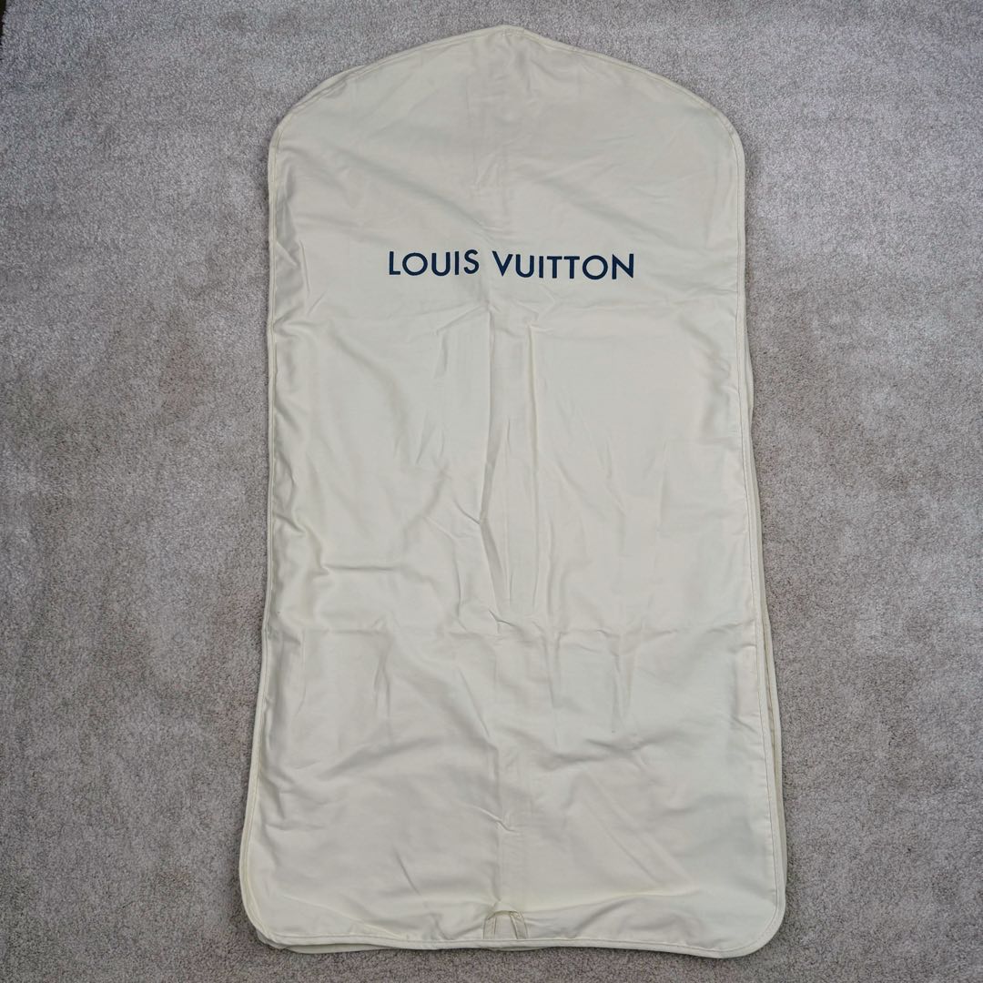 图片[17]-＃GD广顶 LOUIS VUITTON SS24 Lv菲董联名系列 纯色双面羊毛休闲小香风夹克外套 太古汇24900购入 目前二级市场已经3万+ 王嘉尔、王鹤棣等顶级明星上身 面料采用定制100%双面羊毛面料 整件衣服所有部位全部采用手缝 整件衣服没有一处用到针车 全部手工暗线 市场货已经直播货全部改成一眼假的包边外套做法 纽扣开模定制天然珍珠非合成 黑色纽扣为合金喷漆 市场货黑色纽扣采用塑料材质 尺码：48 50 52 54-选品中心