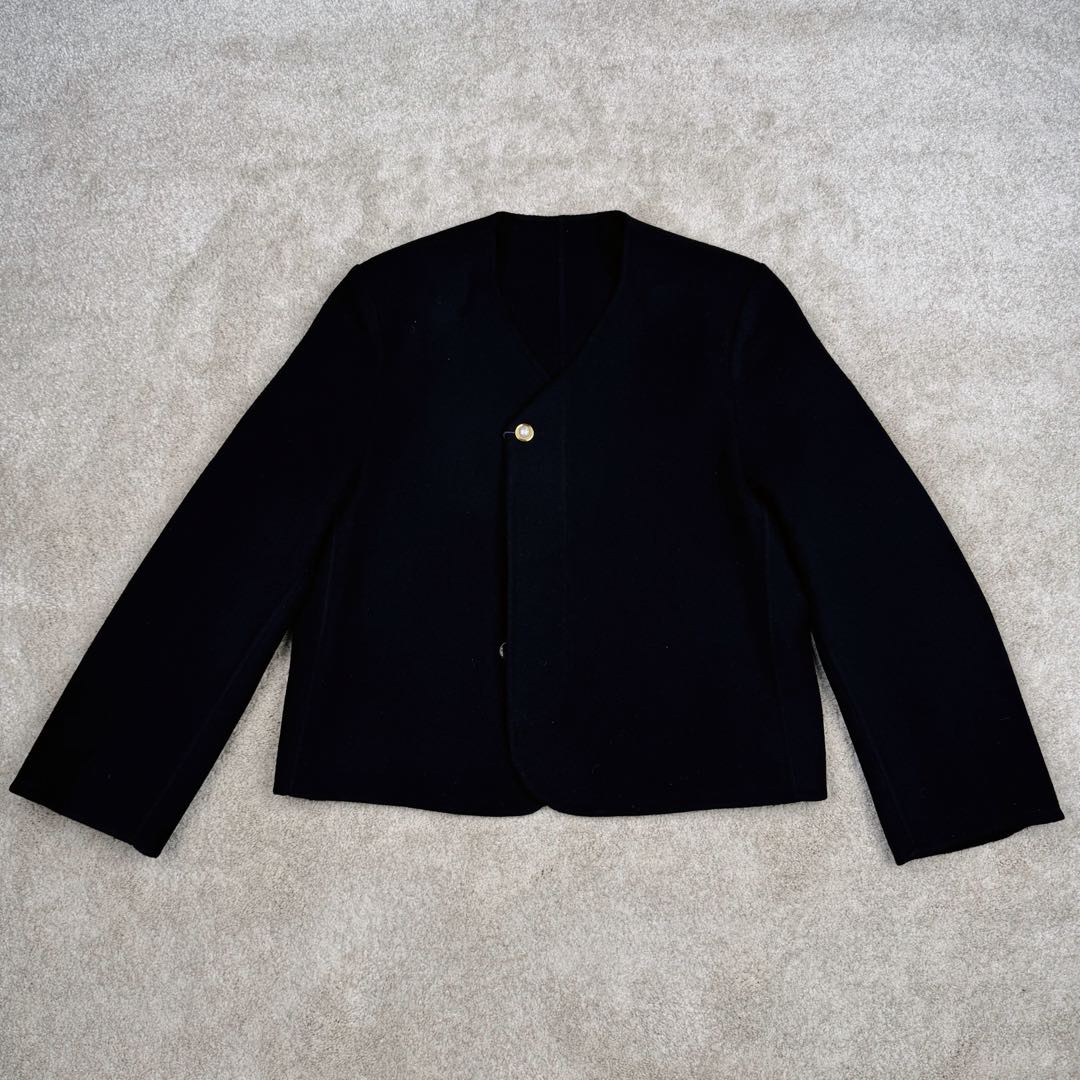 图片[2]-＃GD广顶 LOUIS VUITTON SS24 Lv菲董联名系列 纯色双面羊毛休闲小香风夹克外套 太古汇24900购入 目前二级市场已经3万+ 王嘉尔、王鹤棣等顶级明星上身 面料采用定制100%双面羊毛面料 整件衣服所有部位全部采用手缝 整件衣服没有一处用到针车 全部手工暗线 市场货已经直播货全部改成一眼假的包边外套做法 纽扣开模定制天然珍珠非合成 黑色纽扣为合金喷漆 市场货黑色纽扣采用塑料材质 尺码：48 50 52 54-选品中心