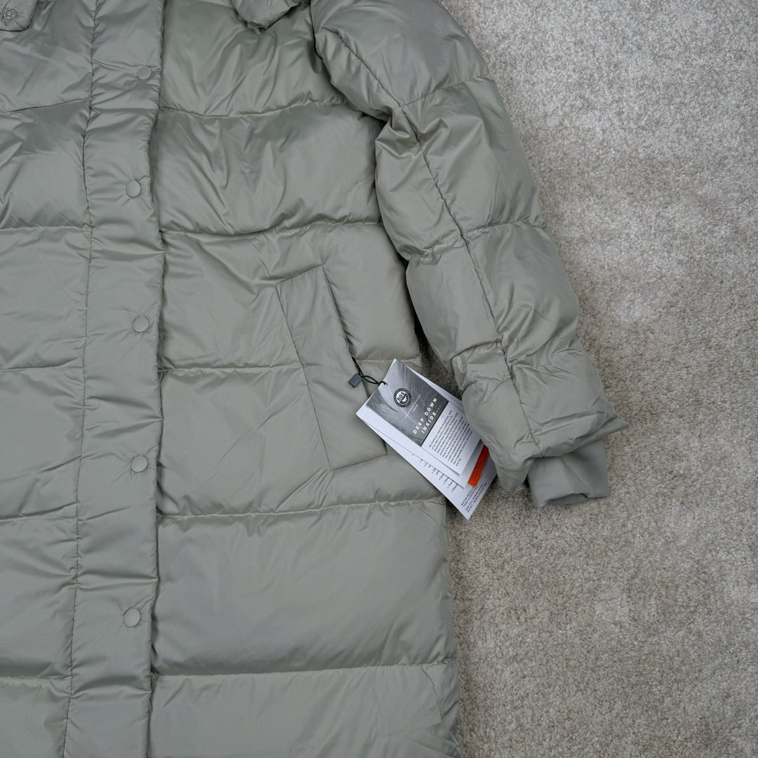 图片[4]-Lululemon Wunder Puff 露露乐檬九格全拉链纯色连帽长袖长款保暖羽绒服 经典的长款羽绒服，非常热销， 相当饱满的充绒度， 怕冷星人强烈推荐的必入款！ 给予冬季温暖呵护。 凛冽的秋冬里少不了一件轻援舒适的长款羽绒服， 既宽松包容又不会过于臃肿， 长款衣身一体式锁温防护， 上身拉长身形，不压身高，小个子也能驾驭， 立体剪裁结合版型设计衬出纤瘦的身形简约的纯色款式， 增加搭配更多可能性，帽子可脱卸 防风连帽设计，冬季出门穿也妥妥的锁温， 简单的纯色缝设计， 低调中营造层次感，细节彰显品质， 对称插袋设计，集美观与实用于一身， 整体风格随性洒脱，且带些干净美感！ 我们选用了元厂定制的softmatte面料， 高密炒柔细腻略高级的哑光光泽， 密度高具有很好的防风效果， 而且防水，保暖效果妥妥的。 立体剪裁结合版型设计衬出纤瘦的身形内里的做工最考验技术了， 同色系的里布上身效果很柔软， 也不易起静电两侧做了隐藏式拉链设计， 方便存放， 贴身物品防水防雪的面料，出门安全感满满！ 超大朵的绒，冬季更加保暖，也不显得臃肿。 颜色黑色 白色 绿色 三个颜色 尺码：4 6 8 10 4 6 8 10 肩宽 40 42 43 45 胸围 111 115 119 123 衣长 112 113 115 116 建议身高体重 4 155-165 90-110斤 6 160-170 110-125斤 8 165-175 125-140斤 10 170-180 140-160斤-选品中心