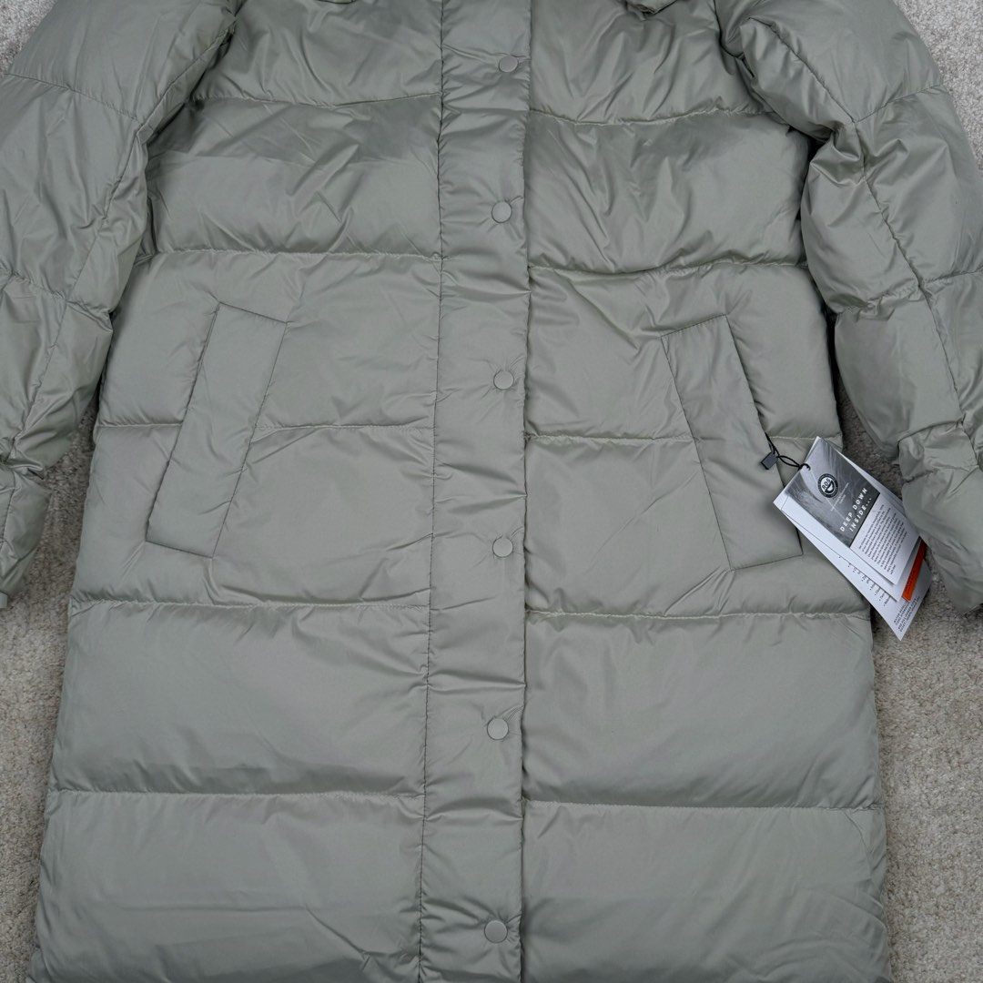 图片[7]-Lululemon Wunder Puff 露露乐檬九格全拉链纯色连帽长袖长款保暖羽绒服 经典的长款羽绒服，非常热销， 相当饱满的充绒度， 怕冷星人强烈推荐的必入款！ 给予冬季温暖呵护。 凛冽的秋冬里少不了一件轻援舒适的长款羽绒服， 既宽松包容又不会过于臃肿， 长款衣身一体式锁温防护， 上身拉长身形，不压身高，小个子也能驾驭， 立体剪裁结合版型设计衬出纤瘦的身形简约的纯色款式， 增加搭配更多可能性，帽子可脱卸 防风连帽设计，冬季出门穿也妥妥的锁温， 简单的纯色缝设计， 低调中营造层次感，细节彰显品质， 对称插袋设计，集美观与实用于一身， 整体风格随性洒脱，且带些干净美感！ 我们选用了元厂定制的softmatte面料， 高密炒柔细腻略高级的哑光光泽， 密度高具有很好的防风效果， 而且防水，保暖效果妥妥的。 立体剪裁结合版型设计衬出纤瘦的身形内里的做工最考验技术了， 同色系的里布上身效果很柔软， 也不易起静电两侧做了隐藏式拉链设计， 方便存放， 贴身物品防水防雪的面料，出门安全感满满！ 超大朵的绒，冬季更加保暖，也不显得臃肿。 颜色黑色 白色 绿色 三个颜色 尺码：4 6 8 10 4 6 8 10 肩宽 40 42 43 45 胸围 111 115 119 123 衣长 112 113 115 116 建议身高体重 4 155-165 90-110斤 6 160-170 110-125斤 8 165-175 125-140斤 10 170-180 140-160斤-选品中心