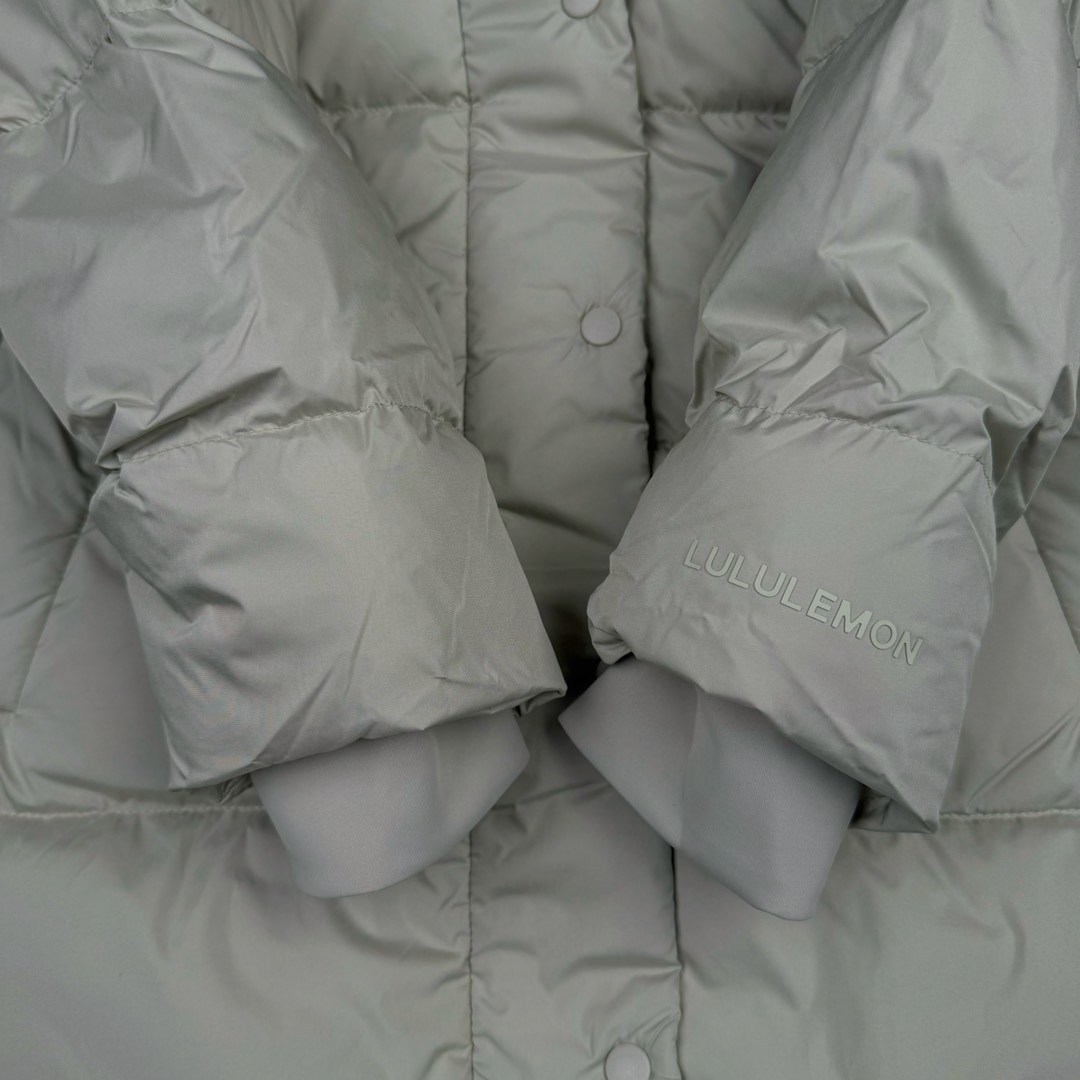 图片[9]-Lululemon Wunder Puff 露露乐檬九格全拉链纯色连帽长袖长款保暖羽绒服 经典的长款羽绒服，非常热销， 相当饱满的充绒度， 怕冷星人强烈推荐的必入款！ 给予冬季温暖呵护。 凛冽的秋冬里少不了一件轻援舒适的长款羽绒服， 既宽松包容又不会过于臃肿， 长款衣身一体式锁温防护， 上身拉长身形，不压身高，小个子也能驾驭， 立体剪裁结合版型设计衬出纤瘦的身形简约的纯色款式， 增加搭配更多可能性，帽子可脱卸 防风连帽设计，冬季出门穿也妥妥的锁温， 简单的纯色缝设计， 低调中营造层次感，细节彰显品质， 对称插袋设计，集美观与实用于一身， 整体风格随性洒脱，且带些干净美感！ 我们选用了元厂定制的softmatte面料， 高密炒柔细腻略高级的哑光光泽， 密度高具有很好的防风效果， 而且防水，保暖效果妥妥的。 立体剪裁结合版型设计衬出纤瘦的身形内里的做工最考验技术了， 同色系的里布上身效果很柔软， 也不易起静电两侧做了隐藏式拉链设计， 方便存放， 贴身物品防水防雪的面料，出门安全感满满！ 超大朵的绒，冬季更加保暖，也不显得臃肿。 颜色黑色 白色 绿色 三个颜色 尺码：4 6 8 10 4 6 8 10 肩宽 40 42 43 45 胸围 111 115 119 123 衣长 112 113 115 116 建议身高体重 4 155-165 90-110斤 6 160-170 110-125斤 8 165-175 125-140斤 10 170-180 140-160斤-选品中心