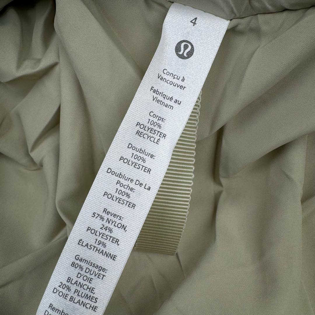 图片[15]-Lululemon Wunder Puff 露露乐檬九格全拉链纯色连帽长袖长款保暖羽绒服 经典的长款羽绒服，非常热销， 相当饱满的充绒度， 怕冷星人强烈推荐的必入款！ 给予冬季温暖呵护。 凛冽的秋冬里少不了一件轻援舒适的长款羽绒服， 既宽松包容又不会过于臃肿， 长款衣身一体式锁温防护， 上身拉长身形，不压身高，小个子也能驾驭， 立体剪裁结合版型设计衬出纤瘦的身形简约的纯色款式， 增加搭配更多可能性，帽子可脱卸 防风连帽设计，冬季出门穿也妥妥的锁温， 简单的纯色缝设计， 低调中营造层次感，细节彰显品质， 对称插袋设计，集美观与实用于一身， 整体风格随性洒脱，且带些干净美感！ 我们选用了元厂定制的softmatte面料， 高密炒柔细腻略高级的哑光光泽， 密度高具有很好的防风效果， 而且防水，保暖效果妥妥的。 立体剪裁结合版型设计衬出纤瘦的身形内里的做工最考验技术了， 同色系的里布上身效果很柔软， 也不易起静电两侧做了隐藏式拉链设计， 方便存放， 贴身物品防水防雪的面料，出门安全感满满！ 超大朵的绒，冬季更加保暖，也不显得臃肿。 颜色黑色 白色 绿色 三个颜色 尺码：4 6 8 10 4 6 8 10 肩宽 40 42 43 45 胸围 111 115 119 123 衣长 112 113 115 116 建议身高体重 4 155-165 90-110斤 6 160-170 110-125斤 8 165-175 125-140斤 10 170-180 140-160斤-选品中心