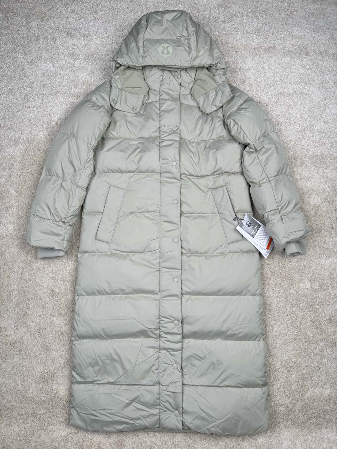 Lululemon Wunder Puff 露露乐檬九格全拉链纯色连帽长袖长款保暖羽绒服 经典的长款羽绒服，非常热销， 相当饱满的充绒度， 怕冷星人强烈推荐的必入款！ 给予冬季温暖呵护。 凛冽的秋冬里少不了一件轻援舒适的长款羽绒服， 既宽松包容又不会过于臃肿， 长款衣身一体式锁温防护， 上身拉长身形，不压身高，小个子也能驾驭， 立体剪裁结合版型设计衬出纤瘦的身形简约的纯色款式， 增加搭配更多可能性，帽子可脱卸 防风连帽设计，冬季出门穿也妥妥的锁温， 简单的纯色缝设计， 低调中营造层次感，细节彰显品质， 对称插袋设计，集美观与实用于一身， 整体风格随性洒脱，且带些干净美感！ 我们选用了元厂定制的softmatte面料， 高密炒柔细腻略高级的哑光光泽， 密度高具有很好的防风效果， 而且防水，保暖效果妥妥的。 立体剪裁结合版型设计衬出纤瘦的身形内里的做工最考验技术了， 同色系的里布上身效果很柔软， 也不易起静电两侧做了隐藏式拉链设计， 方便存放， 贴身物品防水防雪的面料，出门安全感满满！ 超大朵的绒，冬季更加保暖，也不显得臃肿。 颜色黑色 白色 绿色 三个颜色 尺码：4 6 8 10 4 6 8 10 肩宽 40 42 43 45 胸围 111 115 119 123 衣长 112 113 115 116 建议身高体重 4 155-165 90-110斤 6 160-170 110-125斤 8 165-175 125-140斤 10 170-180 140-160斤-选品中心