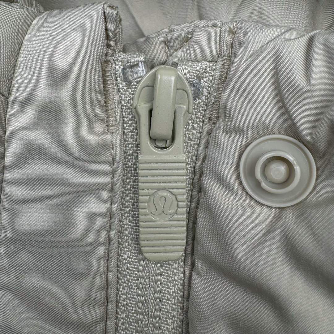 图片[14]-Lululemon Wunder Puff 露露乐檬九格全拉链纯色连帽长袖长款保暖羽绒服 经典的长款羽绒服，非常热销， 相当饱满的充绒度， 怕冷星人强烈推荐的必入款！ 给予冬季温暖呵护。 凛冽的秋冬里少不了一件轻援舒适的长款羽绒服， 既宽松包容又不会过于臃肿， 长款衣身一体式锁温防护， 上身拉长身形，不压身高，小个子也能驾驭， 立体剪裁结合版型设计衬出纤瘦的身形简约的纯色款式， 增加搭配更多可能性，帽子可脱卸 防风连帽设计，冬季出门穿也妥妥的锁温， 简单的纯色缝设计， 低调中营造层次感，细节彰显品质， 对称插袋设计，集美观与实用于一身， 整体风格随性洒脱，且带些干净美感！ 我们选用了元厂定制的softmatte面料， 高密炒柔细腻略高级的哑光光泽， 密度高具有很好的防风效果， 而且防水，保暖效果妥妥的。 立体剪裁结合版型设计衬出纤瘦的身形内里的做工最考验技术了， 同色系的里布上身效果很柔软， 也不易起静电两侧做了隐藏式拉链设计， 方便存放， 贴身物品防水防雪的面料，出门安全感满满！ 超大朵的绒，冬季更加保暖，也不显得臃肿。 颜色黑色 白色 绿色 三个颜色 尺码：4 6 8 10 4 6 8 10 肩宽 40 42 43 45 胸围 111 115 119 123 衣长 112 113 115 116 建议身高体重 4 155-165 90-110斤 6 160-170 110-125斤 8 165-175 125-140斤 10 170-180 140-160斤-选品中心