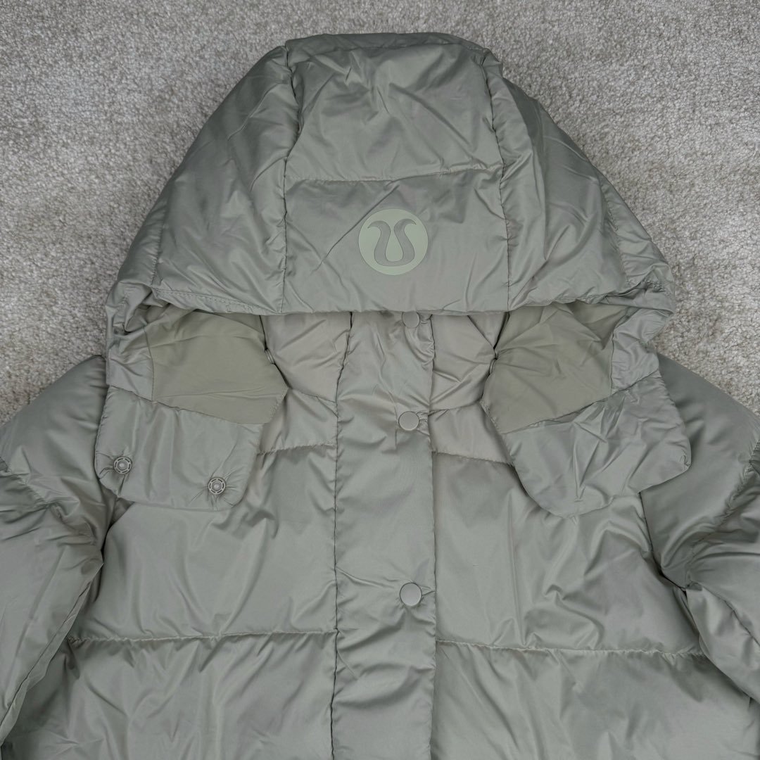 图片[5]-Lululemon Wunder Puff 露露乐檬九格全拉链纯色连帽长袖长款保暖羽绒服 经典的长款羽绒服，非常热销， 相当饱满的充绒度， 怕冷星人强烈推荐的必入款！ 给予冬季温暖呵护。 凛冽的秋冬里少不了一件轻援舒适的长款羽绒服， 既宽松包容又不会过于臃肿， 长款衣身一体式锁温防护， 上身拉长身形，不压身高，小个子也能驾驭， 立体剪裁结合版型设计衬出纤瘦的身形简约的纯色款式， 增加搭配更多可能性，帽子可脱卸 防风连帽设计，冬季出门穿也妥妥的锁温， 简单的纯色缝设计， 低调中营造层次感，细节彰显品质， 对称插袋设计，集美观与实用于一身， 整体风格随性洒脱，且带些干净美感！ 我们选用了元厂定制的softmatte面料， 高密炒柔细腻略高级的哑光光泽， 密度高具有很好的防风效果， 而且防水，保暖效果妥妥的。 立体剪裁结合版型设计衬出纤瘦的身形内里的做工最考验技术了， 同色系的里布上身效果很柔软， 也不易起静电两侧做了隐藏式拉链设计， 方便存放， 贴身物品防水防雪的面料，出门安全感满满！ 超大朵的绒，冬季更加保暖，也不显得臃肿。 颜色黑色 白色 绿色 三个颜色 尺码：4 6 8 10 4 6 8 10 肩宽 40 42 43 45 胸围 111 115 119 123 衣长 112 113 115 116 建议身高体重 4 155-165 90-110斤 6 160-170 110-125斤 8 165-175 125-140斤 10 170-180 140-160斤-选品中心