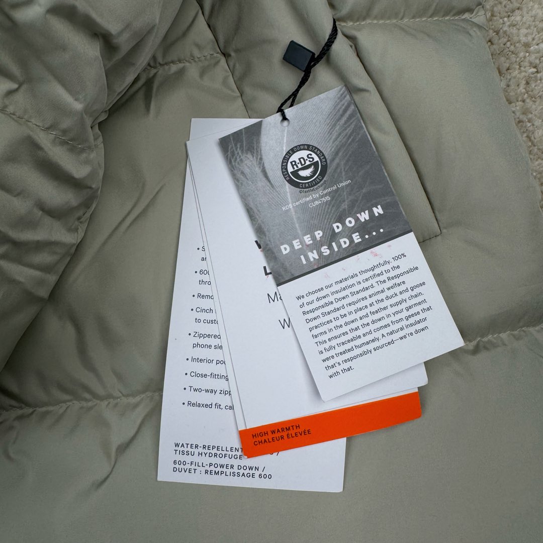 图片[10]-Lululemon Wunder Puff 露露乐檬九格全拉链纯色连帽长袖长款保暖羽绒服 经典的长款羽绒服，非常热销， 相当饱满的充绒度， 怕冷星人强烈推荐的必入款！ 给予冬季温暖呵护。 凛冽的秋冬里少不了一件轻援舒适的长款羽绒服， 既宽松包容又不会过于臃肿， 长款衣身一体式锁温防护， 上身拉长身形，不压身高，小个子也能驾驭， 立体剪裁结合版型设计衬出纤瘦的身形简约的纯色款式， 增加搭配更多可能性，帽子可脱卸 防风连帽设计，冬季出门穿也妥妥的锁温， 简单的纯色缝设计， 低调中营造层次感，细节彰显品质， 对称插袋设计，集美观与实用于一身， 整体风格随性洒脱，且带些干净美感！ 我们选用了元厂定制的softmatte面料， 高密炒柔细腻略高级的哑光光泽， 密度高具有很好的防风效果， 而且防水，保暖效果妥妥的。 立体剪裁结合版型设计衬出纤瘦的身形内里的做工最考验技术了， 同色系的里布上身效果很柔软， 也不易起静电两侧做了隐藏式拉链设计， 方便存放， 贴身物品防水防雪的面料，出门安全感满满！ 超大朵的绒，冬季更加保暖，也不显得臃肿。 颜色黑色 白色 绿色 三个颜色 尺码：4 6 8 10 4 6 8 10 肩宽 40 42 43 45 胸围 111 115 119 123 衣长 112 113 115 116 建议身高体重 4 155-165 90-110斤 6 160-170 110-125斤 8 165-175 125-140斤 10 170-180 140-160斤-选品中心