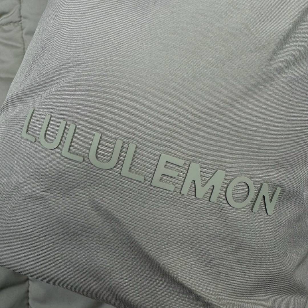 图片[12]-Lululemon Wunder Puff 露露乐檬九格全拉链纯色连帽长袖长款保暖羽绒服 经典的长款羽绒服，非常热销， 相当饱满的充绒度， 怕冷星人强烈推荐的必入款！ 给予冬季温暖呵护。 凛冽的秋冬里少不了一件轻援舒适的长款羽绒服， 既宽松包容又不会过于臃肿， 长款衣身一体式锁温防护， 上身拉长身形，不压身高，小个子也能驾驭， 立体剪裁结合版型设计衬出纤瘦的身形简约的纯色款式， 增加搭配更多可能性，帽子可脱卸 防风连帽设计，冬季出门穿也妥妥的锁温， 简单的纯色缝设计， 低调中营造层次感，细节彰显品质， 对称插袋设计，集美观与实用于一身， 整体风格随性洒脱，且带些干净美感！ 我们选用了元厂定制的softmatte面料， 高密炒柔细腻略高级的哑光光泽， 密度高具有很好的防风效果， 而且防水，保暖效果妥妥的。 立体剪裁结合版型设计衬出纤瘦的身形内里的做工最考验技术了， 同色系的里布上身效果很柔软， 也不易起静电两侧做了隐藏式拉链设计， 方便存放， 贴身物品防水防雪的面料，出门安全感满满！ 超大朵的绒，冬季更加保暖，也不显得臃肿。 颜色黑色 白色 绿色 三个颜色 尺码：4 6 8 10 4 6 8 10 肩宽 40 42 43 45 胸围 111 115 119 123 衣长 112 113 115 116 建议身高体重 4 155-165 90-110斤 6 160-170 110-125斤 8 165-175 125-140斤 10 170-180 140-160斤-选品中心