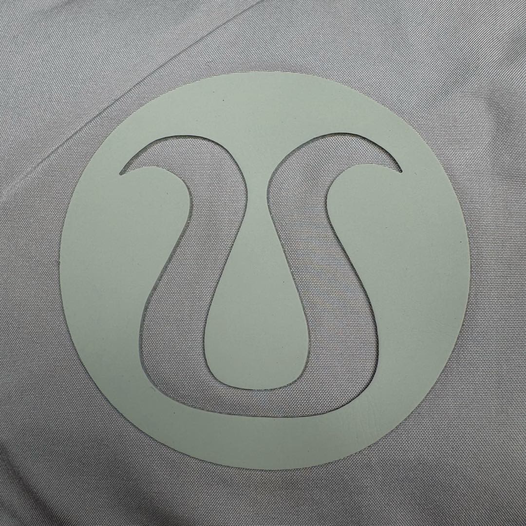 图片[13]-Lululemon Wunder Puff 露露乐檬九格全拉链纯色连帽长袖长款保暖羽绒服 经典的长款羽绒服，非常热销， 相当饱满的充绒度， 怕冷星人强烈推荐的必入款！ 给予冬季温暖呵护。 凛冽的秋冬里少不了一件轻援舒适的长款羽绒服， 既宽松包容又不会过于臃肿， 长款衣身一体式锁温防护， 上身拉长身形，不压身高，小个子也能驾驭， 立体剪裁结合版型设计衬出纤瘦的身形简约的纯色款式， 增加搭配更多可能性，帽子可脱卸 防风连帽设计，冬季出门穿也妥妥的锁温， 简单的纯色缝设计， 低调中营造层次感，细节彰显品质， 对称插袋设计，集美观与实用于一身， 整体风格随性洒脱，且带些干净美感！ 我们选用了元厂定制的softmatte面料， 高密炒柔细腻略高级的哑光光泽， 密度高具有很好的防风效果， 而且防水，保暖效果妥妥的。 立体剪裁结合版型设计衬出纤瘦的身形内里的做工最考验技术了， 同色系的里布上身效果很柔软， 也不易起静电两侧做了隐藏式拉链设计， 方便存放， 贴身物品防水防雪的面料，出门安全感满满！ 超大朵的绒，冬季更加保暖，也不显得臃肿。 颜色黑色 白色 绿色 三个颜色 尺码：4 6 8 10 4 6 8 10 肩宽 40 42 43 45 胸围 111 115 119 123 衣长 112 113 115 116 建议身高体重 4 155-165 90-110斤 6 160-170 110-125斤 8 165-175 125-140斤 10 170-180 140-160斤-选品中心