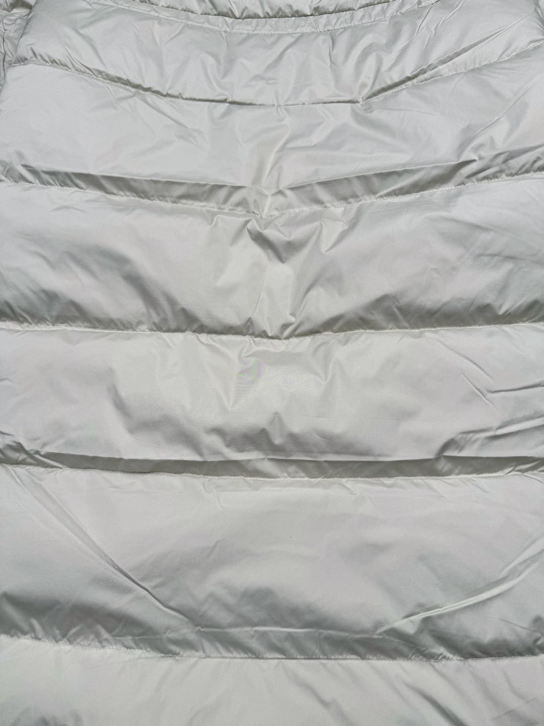 图片[17]-Lululemon Wunder Puff 露露乐檬九格全拉链纯色连帽长袖长款保暖羽绒服 经典的长款羽绒服，非常热销， 相当饱满的充绒度， 怕冷星人强烈推荐的必入款！ 给予冬季温暖呵护。 凛冽的秋冬里少不了一件轻援舒适的长款羽绒服， 既宽松包容又不会过于臃肿， 长款衣身一体式锁温防护， 上身拉长身形，不压身高，小个子也能驾驭， 立体剪裁结合版型设计衬出纤瘦的身形简约的纯色款式， 增加搭配更多可能性，帽子可脱卸 防风连帽设计，冬季出门穿也妥妥的锁温， 简单的纯色缝设计， 低调中营造层次感，细节彰显品质， 对称插袋设计，集美观与实用于一身， 整体风格随性洒脱，且带些干净美感！ 我们选用了元厂定制的softmatte面料， 高密炒柔细腻略高级的哑光光泽， 密度高具有很好的防风效果， 而且防水，保暖效果妥妥的。 立体剪裁结合版型设计衬出纤瘦的身形内里的做工最考验技术了， 同色系的里布上身效果很柔软， 也不易起静电两侧做了隐藏式拉链设计， 方便存放， 贴身物品防水防雪的面料，出门安全感满满！ 超大朵的绒，冬季更加保暖，也不显得臃肿。 颜色黑色 白色 绿色 三个颜色 尺码：4 6 8 10 4 6 8 10 肩宽 40 42 43 45 胸围 111 115 119 123 衣长 112 113 115 116 建议身高体重 4 155-165 90-110斤 6 160-170 110-125斤 8 165-175 125-140斤 10 170-180 140-160斤-选品中心