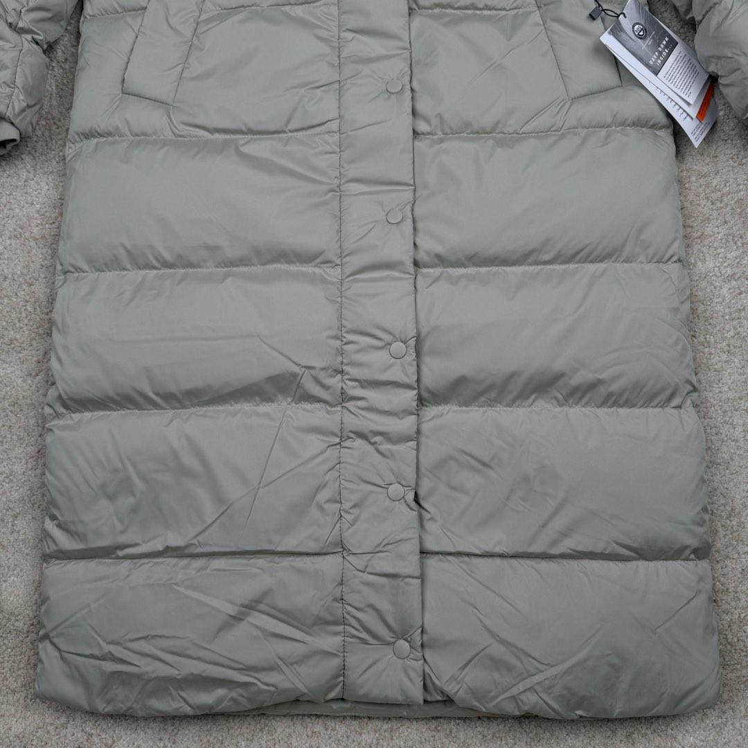 图片[6]-Lululemon Wunder Puff 露露乐檬九格全拉链纯色连帽长袖长款保暖羽绒服 经典的长款羽绒服，非常热销， 相当饱满的充绒度， 怕冷星人强烈推荐的必入款！ 给予冬季温暖呵护。 凛冽的秋冬里少不了一件轻援舒适的长款羽绒服， 既宽松包容又不会过于臃肿， 长款衣身一体式锁温防护， 上身拉长身形，不压身高，小个子也能驾驭， 立体剪裁结合版型设计衬出纤瘦的身形简约的纯色款式， 增加搭配更多可能性，帽子可脱卸 防风连帽设计，冬季出门穿也妥妥的锁温， 简单的纯色缝设计， 低调中营造层次感，细节彰显品质， 对称插袋设计，集美观与实用于一身， 整体风格随性洒脱，且带些干净美感！ 我们选用了元厂定制的softmatte面料， 高密炒柔细腻略高级的哑光光泽， 密度高具有很好的防风效果， 而且防水，保暖效果妥妥的。 立体剪裁结合版型设计衬出纤瘦的身形内里的做工最考验技术了， 同色系的里布上身效果很柔软， 也不易起静电两侧做了隐藏式拉链设计， 方便存放， 贴身物品防水防雪的面料，出门安全感满满！ 超大朵的绒，冬季更加保暖，也不显得臃肿。 颜色黑色 白色 绿色 三个颜色 尺码：4 6 8 10 4 6 8 10 肩宽 40 42 43 45 胸围 111 115 119 123 衣长 112 113 115 116 建议身高体重 4 155-165 90-110斤 6 160-170 110-125斤 8 165-175 125-140斤 10 170-180 140-160斤-选品中心