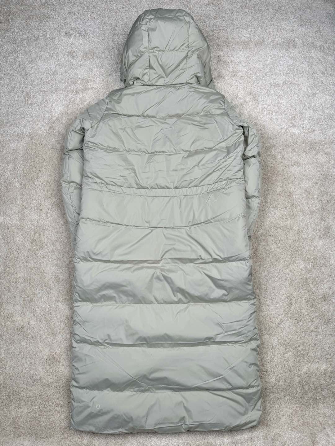 图片[2]-Lululemon Wunder Puff 露露乐檬九格全拉链纯色连帽长袖长款保暖羽绒服 经典的长款羽绒服，非常热销， 相当饱满的充绒度， 怕冷星人强烈推荐的必入款！ 给予冬季温暖呵护。 凛冽的秋冬里少不了一件轻援舒适的长款羽绒服， 既宽松包容又不会过于臃肿， 长款衣身一体式锁温防护， 上身拉长身形，不压身高，小个子也能驾驭， 立体剪裁结合版型设计衬出纤瘦的身形简约的纯色款式， 增加搭配更多可能性，帽子可脱卸 防风连帽设计，冬季出门穿也妥妥的锁温， 简单的纯色缝设计， 低调中营造层次感，细节彰显品质， 对称插袋设计，集美观与实用于一身， 整体风格随性洒脱，且带些干净美感！ 我们选用了元厂定制的softmatte面料， 高密炒柔细腻略高级的哑光光泽， 密度高具有很好的防风效果， 而且防水，保暖效果妥妥的。 立体剪裁结合版型设计衬出纤瘦的身形内里的做工最考验技术了， 同色系的里布上身效果很柔软， 也不易起静电两侧做了隐藏式拉链设计， 方便存放， 贴身物品防水防雪的面料，出门安全感满满！ 超大朵的绒，冬季更加保暖，也不显得臃肿。 颜色黑色 白色 绿色 三个颜色 尺码：4 6 8 10 4 6 8 10 肩宽 40 42 43 45 胸围 111 115 119 123 衣长 112 113 115 116 建议身高体重 4 155-165 90-110斤 6 160-170 110-125斤 8 165-175 125-140斤 10 170-180 140-160斤-选品中心