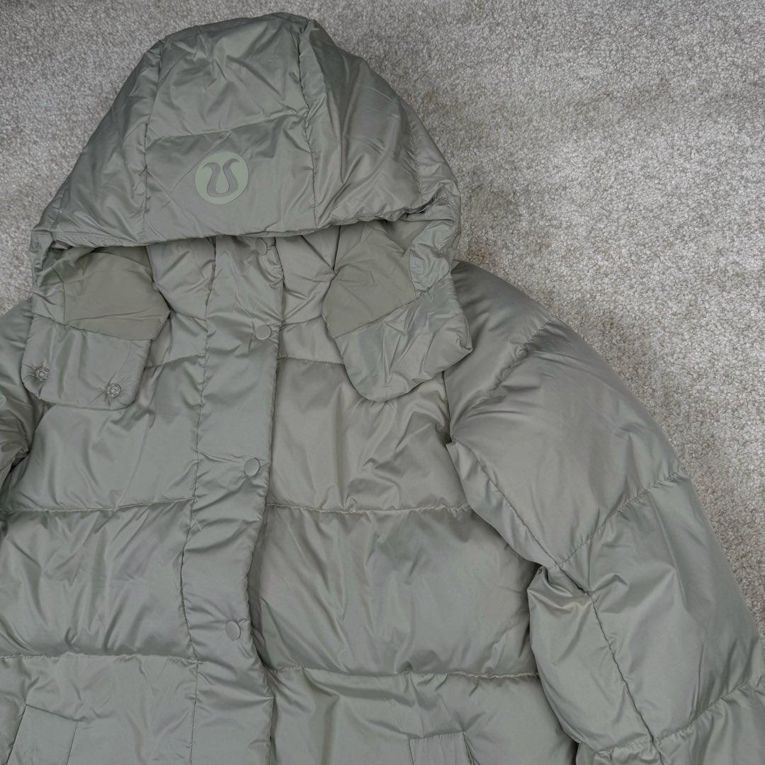 图片[8]-Lululemon Wunder Puff 露露乐檬九格全拉链纯色连帽长袖长款保暖羽绒服 经典的长款羽绒服，非常热销， 相当饱满的充绒度， 怕冷星人强烈推荐的必入款！ 给予冬季温暖呵护。 凛冽的秋冬里少不了一件轻援舒适的长款羽绒服， 既宽松包容又不会过于臃肿， 长款衣身一体式锁温防护， 上身拉长身形，不压身高，小个子也能驾驭， 立体剪裁结合版型设计衬出纤瘦的身形简约的纯色款式， 增加搭配更多可能性，帽子可脱卸 防风连帽设计，冬季出门穿也妥妥的锁温， 简单的纯色缝设计， 低调中营造层次感，细节彰显品质， 对称插袋设计，集美观与实用于一身， 整体风格随性洒脱，且带些干净美感！ 我们选用了元厂定制的softmatte面料， 高密炒柔细腻略高级的哑光光泽， 密度高具有很好的防风效果， 而且防水，保暖效果妥妥的。 立体剪裁结合版型设计衬出纤瘦的身形内里的做工最考验技术了， 同色系的里布上身效果很柔软， 也不易起静电两侧做了隐藏式拉链设计， 方便存放， 贴身物品防水防雪的面料，出门安全感满满！ 超大朵的绒，冬季更加保暖，也不显得臃肿。 颜色黑色 白色 绿色 三个颜色 尺码：4 6 8 10 4 6 8 10 肩宽 40 42 43 45 胸围 111 115 119 123 衣长 112 113 115 116 建议身高体重 4 155-165 90-110斤 6 160-170 110-125斤 8 165-175 125-140斤 10 170-180 140-160斤-选品中心