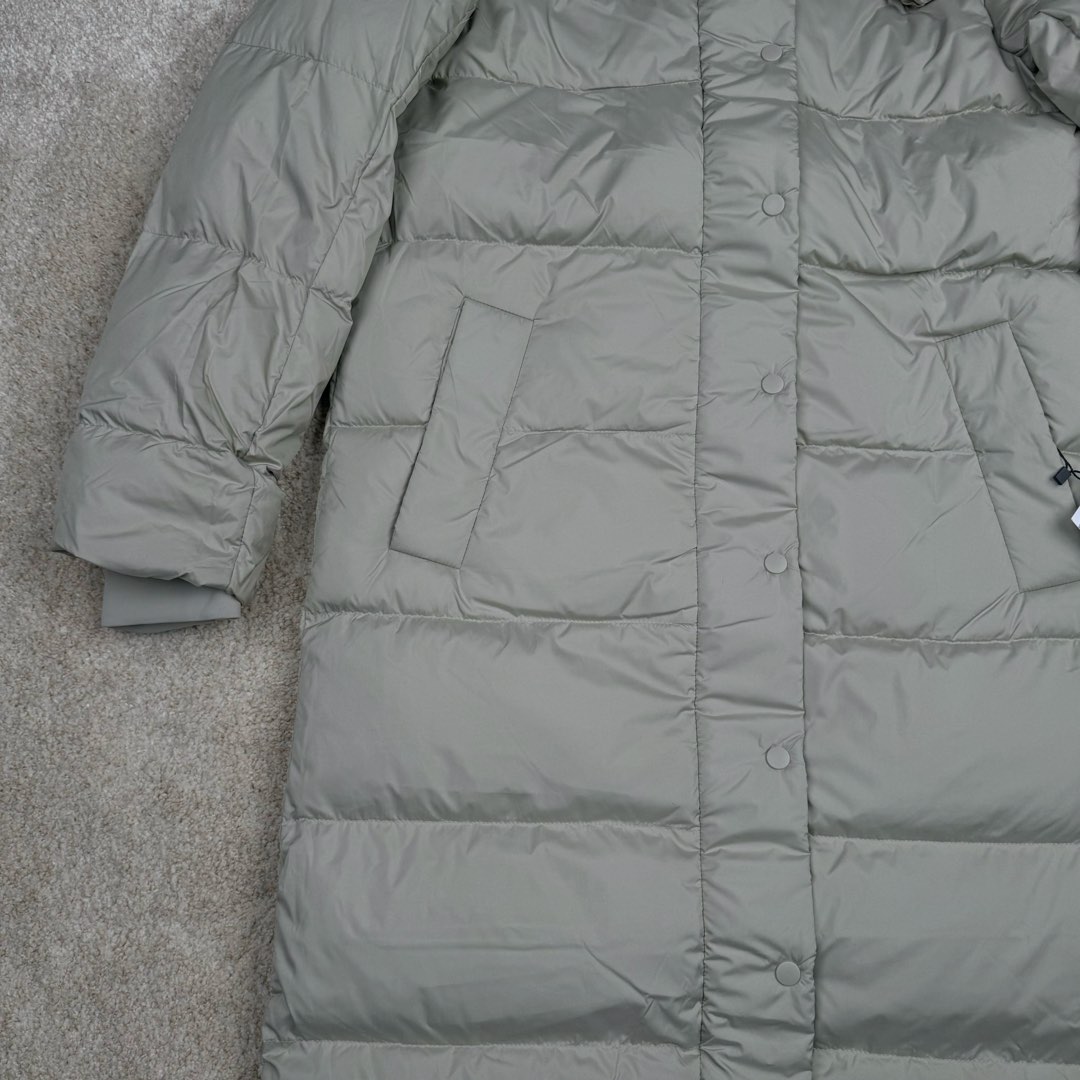 图片[3]-Lululemon Wunder Puff 露露乐檬九格全拉链纯色连帽长袖长款保暖羽绒服 经典的长款羽绒服，非常热销， 相当饱满的充绒度， 怕冷星人强烈推荐的必入款！ 给予冬季温暖呵护。 凛冽的秋冬里少不了一件轻援舒适的长款羽绒服， 既宽松包容又不会过于臃肿， 长款衣身一体式锁温防护， 上身拉长身形，不压身高，小个子也能驾驭， 立体剪裁结合版型设计衬出纤瘦的身形简约的纯色款式， 增加搭配更多可能性，帽子可脱卸 防风连帽设计，冬季出门穿也妥妥的锁温， 简单的纯色缝设计， 低调中营造层次感，细节彰显品质， 对称插袋设计，集美观与实用于一身， 整体风格随性洒脱，且带些干净美感！ 我们选用了元厂定制的softmatte面料， 高密炒柔细腻略高级的哑光光泽， 密度高具有很好的防风效果， 而且防水，保暖效果妥妥的。 立体剪裁结合版型设计衬出纤瘦的身形内里的做工最考验技术了， 同色系的里布上身效果很柔软， 也不易起静电两侧做了隐藏式拉链设计， 方便存放， 贴身物品防水防雪的面料，出门安全感满满！ 超大朵的绒，冬季更加保暖，也不显得臃肿。 颜色黑色 白色 绿色 三个颜色 尺码：4 6 8 10 4 6 8 10 肩宽 40 42 43 45 胸围 111 115 119 123 衣长 112 113 115 116 建议身高体重 4 155-165 90-110斤 6 160-170 110-125斤 8 165-175 125-140斤 10 170-180 140-160斤-选品中心