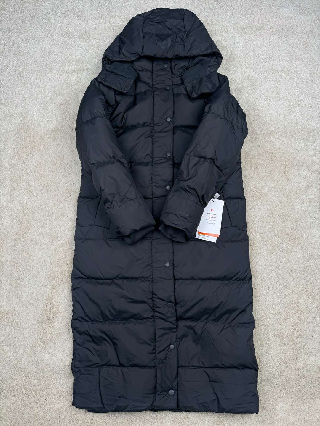 图片[2]-Lululemon Wunder Puff 露露乐檬九格全拉链纯色连帽长袖长款保暖羽绒服 经典的长款羽绒服，非常热销， 相当饱满的充绒度， 怕冷星人强烈推荐的必入款！ 给予冬季温暖呵护。 凛冽的秋冬里少不了一件轻援舒适的长款羽绒服， 既宽松包容又不会过于臃肿， 长款衣身一体式锁温防护， 上身拉长身形，不压身高，小个子也能驾驭， 立体剪裁结合版型设计衬出纤瘦的身形简约的纯色款式， 增加搭配更多可能性，帽子可脱卸 防风连帽设计，冬季出门穿也妥妥的锁温， 简单的纯色缝设计， 低调中营造层次感，细节彰显品质， 对称插袋设计，集美观与实用于一身， 整体风格随性洒脱，且带些干净美感！ 我们选用了元厂定制的softmatte面料， 高密炒柔细腻略高级的哑光光泽， 密度高具有很好的防风效果， 而且防水，保暖效果妥妥的。 立体剪裁结合版型设计衬出纤瘦的身形内里的做工最考验技术了， 同色系的里布上身效果很柔软， 也不易起静电两侧做了隐藏式拉链设计， 方便存放， 贴身物品防水防雪的面料，出门安全感满满！ 超大朵的绒，冬季更加保暖，也不显得臃肿。 颜色黑色 白色 绿色 三个颜色 尺码：4 6 8 10 4 6 8 10 肩宽 40 42 43 45 胸围 111 115 119 123 衣长 112 113 115 116 建议身高体重 4 155-165 90-110斤 6 160-170 110-125斤 8 165-175 125-140斤 10 170-180 140-160斤-选品中心