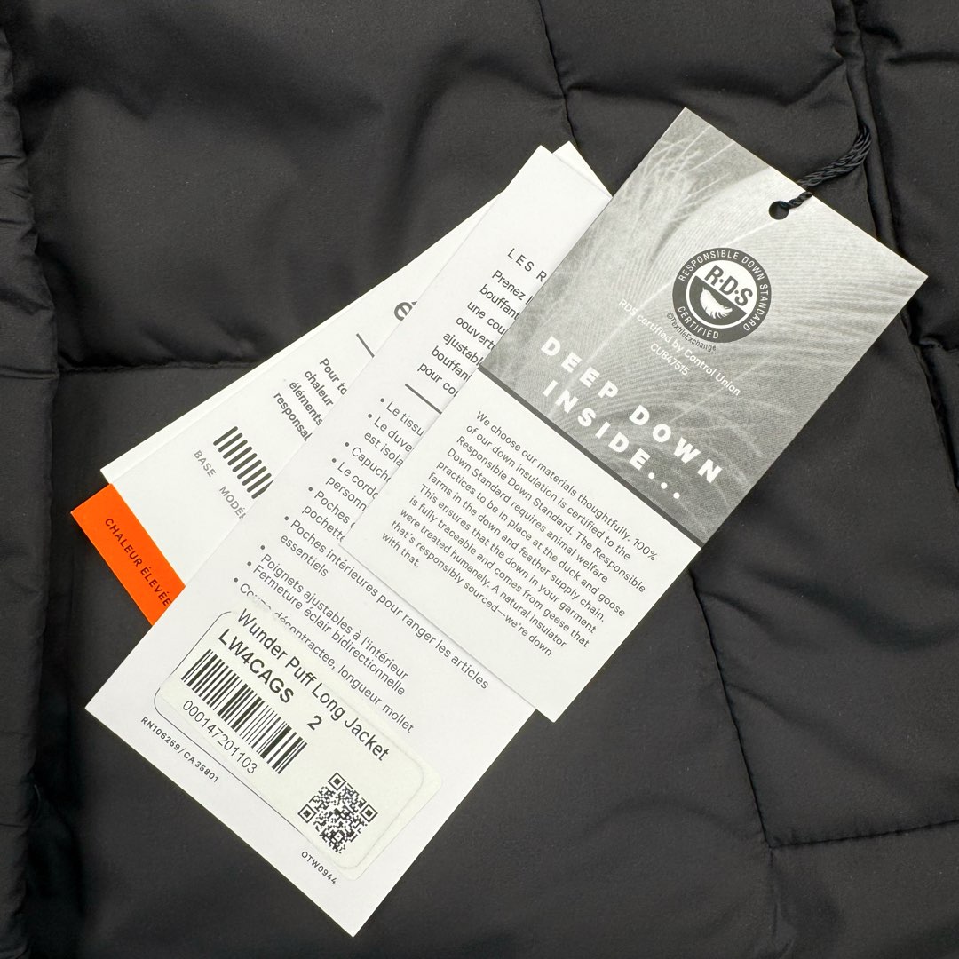 图片[15]-Lululemon Wunder Puff 露露乐檬九格全拉链纯色连帽长袖长款保暖羽绒服 经典的长款羽绒服，非常热销， 相当饱满的充绒度， 怕冷星人强烈推荐的必入款！ 给予冬季温暖呵护。 凛冽的秋冬里少不了一件轻援舒适的长款羽绒服， 既宽松包容又不会过于臃肿， 长款衣身一体式锁温防护， 上身拉长身形，不压身高，小个子也能驾驭， 立体剪裁结合版型设计衬出纤瘦的身形简约的纯色款式， 增加搭配更多可能性，帽子可脱卸 防风连帽设计，冬季出门穿也妥妥的锁温， 简单的纯色缝设计， 低调中营造层次感，细节彰显品质， 对称插袋设计，集美观与实用于一身， 整体风格随性洒脱，且带些干净美感！ 我们选用了元厂定制的softmatte面料， 高密炒柔细腻略高级的哑光光泽， 密度高具有很好的防风效果， 而且防水，保暖效果妥妥的。 立体剪裁结合版型设计衬出纤瘦的身形内里的做工最考验技术了， 同色系的里布上身效果很柔软， 也不易起静电两侧做了隐藏式拉链设计， 方便存放， 贴身物品防水防雪的面料，出门安全感满满！ 超大朵的绒，冬季更加保暖，也不显得臃肿。 颜色黑色 白色 绿色 三个颜色 尺码：4 6 8 10 4 6 8 10 肩宽 40 42 43 45 胸围 111 115 119 123 衣长 112 113 115 116 建议身高体重 4 155-165 90-110斤 6 160-170 110-125斤 8 165-175 125-140斤 10 170-180 140-160斤-选品中心