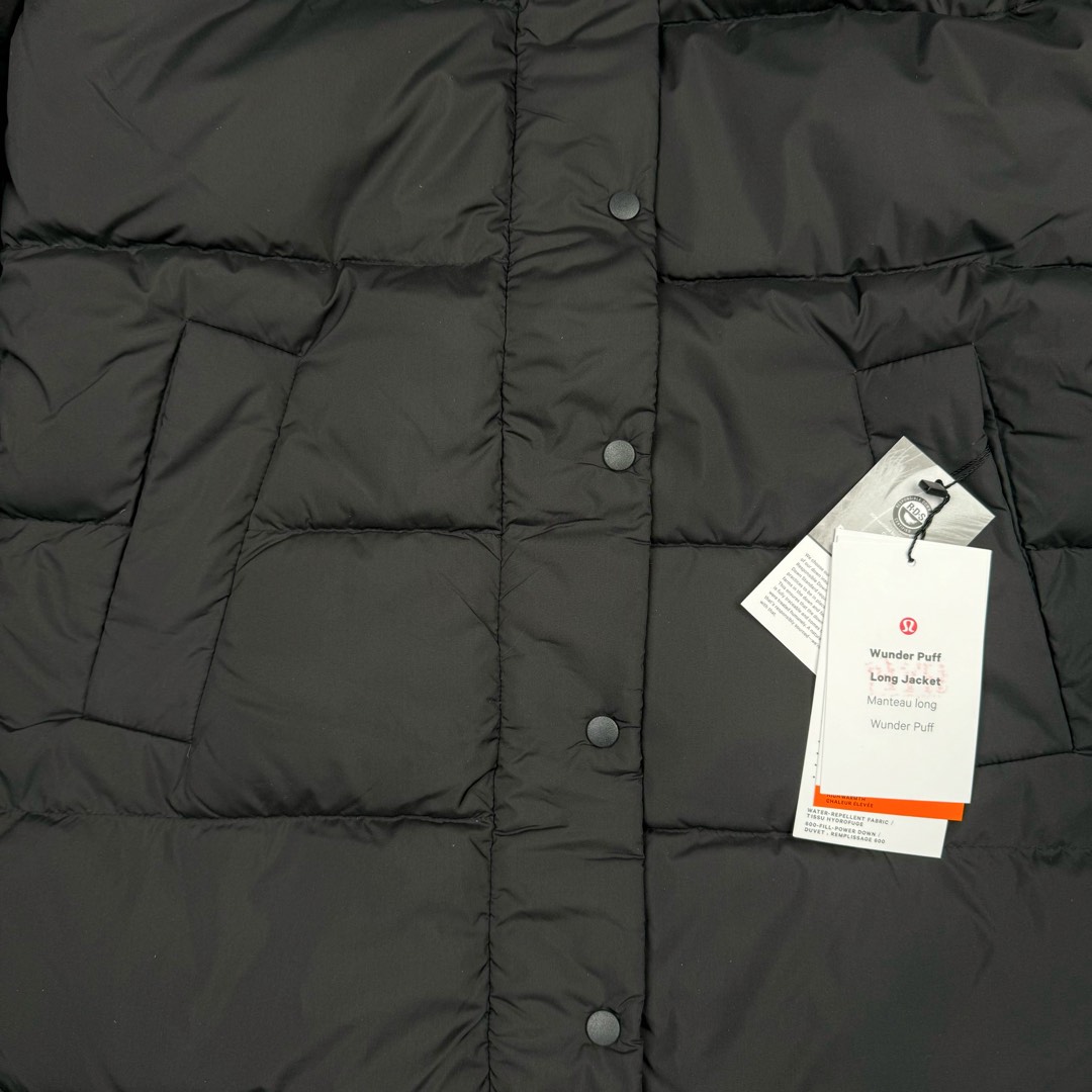 图片[9]-Lululemon Wunder Puff 露露乐檬九格全拉链纯色连帽长袖长款保暖羽绒服 经典的长款羽绒服，非常热销， 相当饱满的充绒度， 怕冷星人强烈推荐的必入款！ 给予冬季温暖呵护。 凛冽的秋冬里少不了一件轻援舒适的长款羽绒服， 既宽松包容又不会过于臃肿， 长款衣身一体式锁温防护， 上身拉长身形，不压身高，小个子也能驾驭， 立体剪裁结合版型设计衬出纤瘦的身形简约的纯色款式， 增加搭配更多可能性，帽子可脱卸 防风连帽设计，冬季出门穿也妥妥的锁温， 简单的纯色缝设计， 低调中营造层次感，细节彰显品质， 对称插袋设计，集美观与实用于一身， 整体风格随性洒脱，且带些干净美感！ 我们选用了元厂定制的softmatte面料， 高密炒柔细腻略高级的哑光光泽， 密度高具有很好的防风效果， 而且防水，保暖效果妥妥的。 立体剪裁结合版型设计衬出纤瘦的身形内里的做工最考验技术了， 同色系的里布上身效果很柔软， 也不易起静电两侧做了隐藏式拉链设计， 方便存放， 贴身物品防水防雪的面料，出门安全感满满！ 超大朵的绒，冬季更加保暖，也不显得臃肿。 颜色黑色 白色 绿色 三个颜色 尺码：4 6 8 10 4 6 8 10 肩宽 40 42 43 45 胸围 111 115 119 123 衣长 112 113 115 116 建议身高体重 4 155-165 90-110斤 6 160-170 110-125斤 8 165-175 125-140斤 10 170-180 140-160斤-选品中心