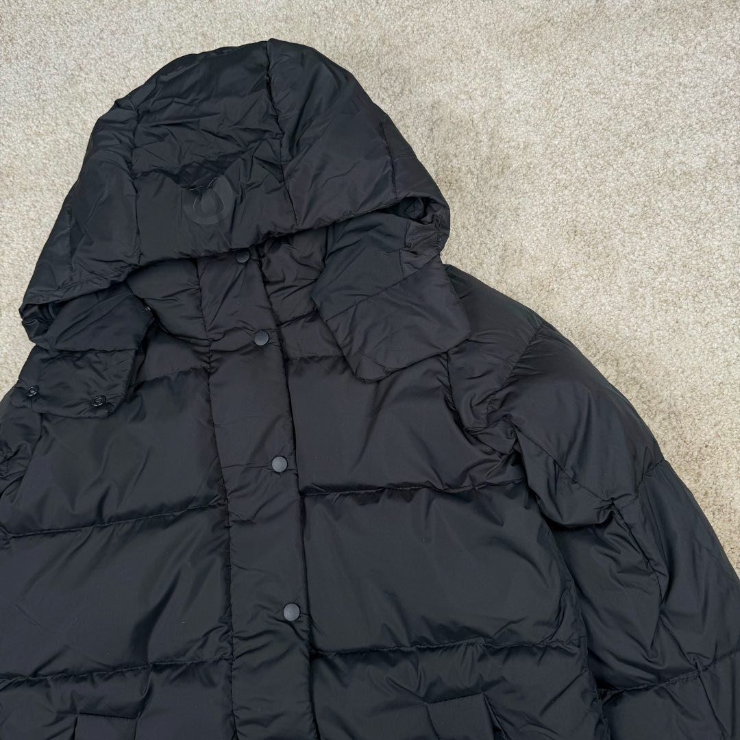 图片[8]-Lululemon Wunder Puff 露露乐檬九格全拉链纯色连帽长袖长款保暖羽绒服 经典的长款羽绒服，非常热销， 相当饱满的充绒度， 怕冷星人强烈推荐的必入款！ 给予冬季温暖呵护。 凛冽的秋冬里少不了一件轻援舒适的长款羽绒服， 既宽松包容又不会过于臃肿， 长款衣身一体式锁温防护， 上身拉长身形，不压身高，小个子也能驾驭， 立体剪裁结合版型设计衬出纤瘦的身形简约的纯色款式， 增加搭配更多可能性，帽子可脱卸 防风连帽设计，冬季出门穿也妥妥的锁温， 简单的纯色缝设计， 低调中营造层次感，细节彰显品质， 对称插袋设计，集美观与实用于一身， 整体风格随性洒脱，且带些干净美感！ 我们选用了元厂定制的softmatte面料， 高密炒柔细腻略高级的哑光光泽， 密度高具有很好的防风效果， 而且防水，保暖效果妥妥的。 立体剪裁结合版型设计衬出纤瘦的身形内里的做工最考验技术了， 同色系的里布上身效果很柔软， 也不易起静电两侧做了隐藏式拉链设计， 方便存放， 贴身物品防水防雪的面料，出门安全感满满！ 超大朵的绒，冬季更加保暖，也不显得臃肿。 颜色黑色 白色 绿色 三个颜色 尺码：4 6 8 10 4 6 8 10 肩宽 40 42 43 45 胸围 111 115 119 123 衣长 112 113 115 116 建议身高体重 4 155-165 90-110斤 6 160-170 110-125斤 8 165-175 125-140斤 10 170-180 140-160斤-选品中心