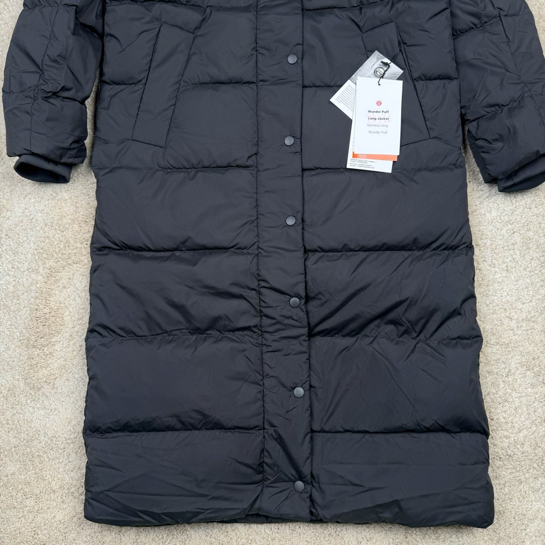 图片[7]-Lululemon Wunder Puff 露露乐檬九格全拉链纯色连帽长袖长款保暖羽绒服 经典的长款羽绒服，非常热销， 相当饱满的充绒度， 怕冷星人强烈推荐的必入款！ 给予冬季温暖呵护。 凛冽的秋冬里少不了一件轻援舒适的长款羽绒服， 既宽松包容又不会过于臃肿， 长款衣身一体式锁温防护， 上身拉长身形，不压身高，小个子也能驾驭， 立体剪裁结合版型设计衬出纤瘦的身形简约的纯色款式， 增加搭配更多可能性，帽子可脱卸 防风连帽设计，冬季出门穿也妥妥的锁温， 简单的纯色缝设计， 低调中营造层次感，细节彰显品质， 对称插袋设计，集美观与实用于一身， 整体风格随性洒脱，且带些干净美感！ 我们选用了元厂定制的softmatte面料， 高密炒柔细腻略高级的哑光光泽， 密度高具有很好的防风效果， 而且防水，保暖效果妥妥的。 立体剪裁结合版型设计衬出纤瘦的身形内里的做工最考验技术了， 同色系的里布上身效果很柔软， 也不易起静电两侧做了隐藏式拉链设计， 方便存放， 贴身物品防水防雪的面料，出门安全感满满！ 超大朵的绒，冬季更加保暖，也不显得臃肿。 颜色黑色 白色 绿色 三个颜色 尺码：4 6 8 10 4 6 8 10 肩宽 40 42 43 45 胸围 111 115 119 123 衣长 112 113 115 116 建议身高体重 4 155-165 90-110斤 6 160-170 110-125斤 8 165-175 125-140斤 10 170-180 140-160斤-选品中心