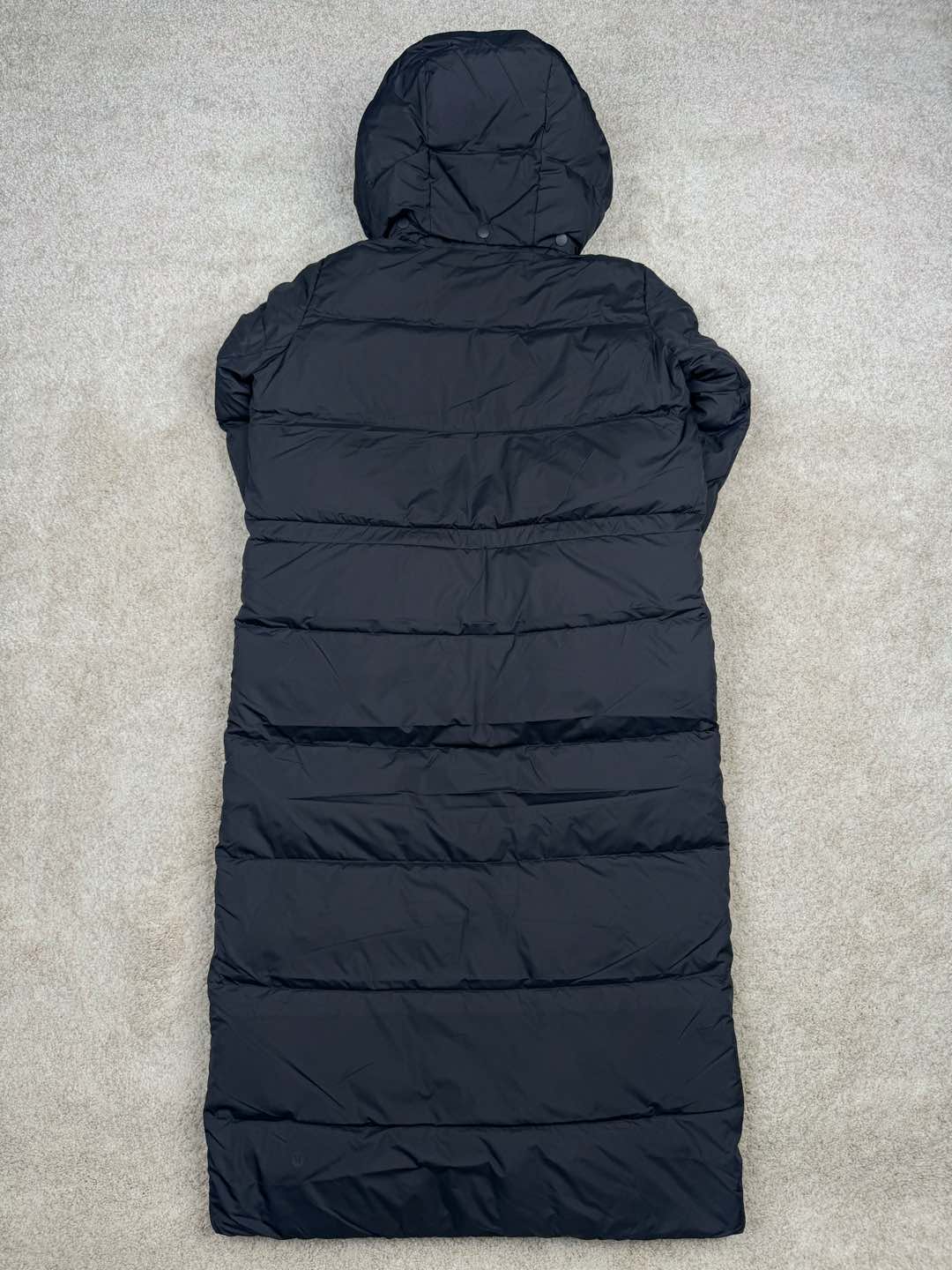 图片[3]-Lululemon Wunder Puff 露露乐檬九格全拉链纯色连帽长袖长款保暖羽绒服 经典的长款羽绒服，非常热销， 相当饱满的充绒度， 怕冷星人强烈推荐的必入款！ 给予冬季温暖呵护。 凛冽的秋冬里少不了一件轻援舒适的长款羽绒服， 既宽松包容又不会过于臃肿， 长款衣身一体式锁温防护， 上身拉长身形，不压身高，小个子也能驾驭， 立体剪裁结合版型设计衬出纤瘦的身形简约的纯色款式， 增加搭配更多可能性，帽子可脱卸 防风连帽设计，冬季出门穿也妥妥的锁温， 简单的纯色缝设计， 低调中营造层次感，细节彰显品质， 对称插袋设计，集美观与实用于一身， 整体风格随性洒脱，且带些干净美感！ 我们选用了元厂定制的softmatte面料， 高密炒柔细腻略高级的哑光光泽， 密度高具有很好的防风效果， 而且防水，保暖效果妥妥的。 立体剪裁结合版型设计衬出纤瘦的身形内里的做工最考验技术了， 同色系的里布上身效果很柔软， 也不易起静电两侧做了隐藏式拉链设计， 方便存放， 贴身物品防水防雪的面料，出门安全感满满！ 超大朵的绒，冬季更加保暖，也不显得臃肿。 颜色黑色 白色 绿色 三个颜色 尺码：4 6 8 10 4 6 8 10 肩宽 40 42 43 45 胸围 111 115 119 123 衣长 112 113 115 116 建议身高体重 4 155-165 90-110斤 6 160-170 110-125斤 8 165-175 125-140斤 10 170-180 140-160斤-选品中心