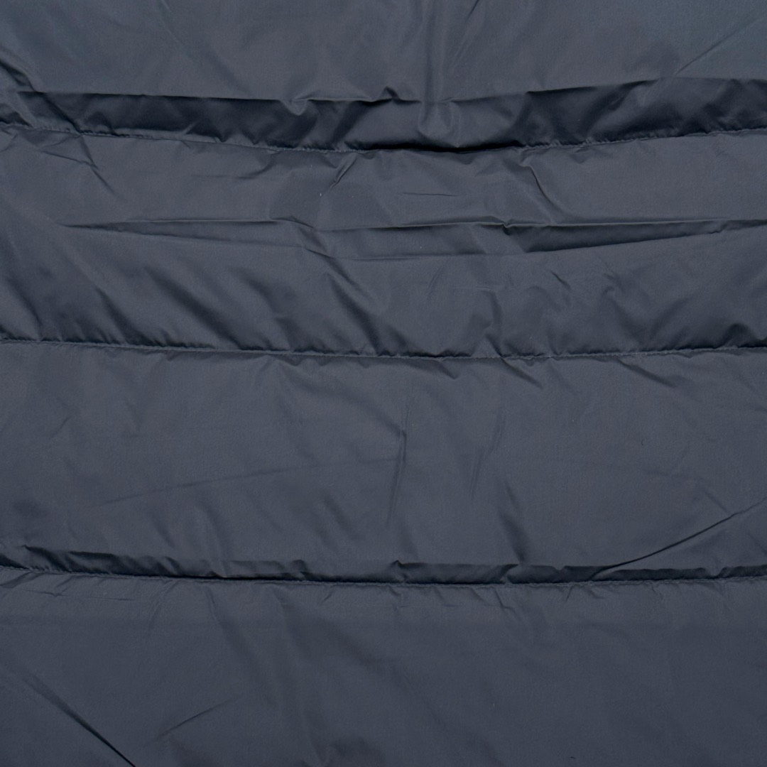 图片[16]-Lululemon Wunder Puff 露露乐檬九格全拉链纯色连帽长袖长款保暖羽绒服 经典的长款羽绒服，非常热销， 相当饱满的充绒度， 怕冷星人强烈推荐的必入款！ 给予冬季温暖呵护。 凛冽的秋冬里少不了一件轻援舒适的长款羽绒服， 既宽松包容又不会过于臃肿， 长款衣身一体式锁温防护， 上身拉长身形，不压身高，小个子也能驾驭， 立体剪裁结合版型设计衬出纤瘦的身形简约的纯色款式， 增加搭配更多可能性，帽子可脱卸 防风连帽设计，冬季出门穿也妥妥的锁温， 简单的纯色缝设计， 低调中营造层次感，细节彰显品质， 对称插袋设计，集美观与实用于一身， 整体风格随性洒脱，且带些干净美感！ 我们选用了元厂定制的softmatte面料， 高密炒柔细腻略高级的哑光光泽， 密度高具有很好的防风效果， 而且防水，保暖效果妥妥的。 立体剪裁结合版型设计衬出纤瘦的身形内里的做工最考验技术了， 同色系的里布上身效果很柔软， 也不易起静电两侧做了隐藏式拉链设计， 方便存放， 贴身物品防水防雪的面料，出门安全感满满！ 超大朵的绒，冬季更加保暖，也不显得臃肿。 颜色黑色 白色 绿色 三个颜色 尺码：4 6 8 10 4 6 8 10 肩宽 40 42 43 45 胸围 111 115 119 123 衣长 112 113 115 116 建议身高体重 4 155-165 90-110斤 6 160-170 110-125斤 8 165-175 125-140斤 10 170-180 140-160斤-选品中心