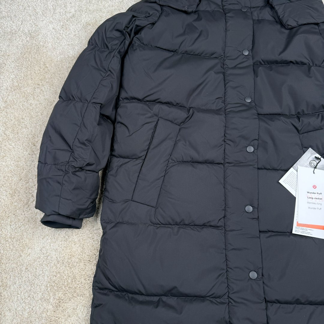 图片[5]-Lululemon Wunder Puff 露露乐檬九格全拉链纯色连帽长袖长款保暖羽绒服 经典的长款羽绒服，非常热销， 相当饱满的充绒度， 怕冷星人强烈推荐的必入款！ 给予冬季温暖呵护。 凛冽的秋冬里少不了一件轻援舒适的长款羽绒服， 既宽松包容又不会过于臃肿， 长款衣身一体式锁温防护， 上身拉长身形，不压身高，小个子也能驾驭， 立体剪裁结合版型设计衬出纤瘦的身形简约的纯色款式， 增加搭配更多可能性，帽子可脱卸 防风连帽设计，冬季出门穿也妥妥的锁温， 简单的纯色缝设计， 低调中营造层次感，细节彰显品质， 对称插袋设计，集美观与实用于一身， 整体风格随性洒脱，且带些干净美感！ 我们选用了元厂定制的softmatte面料， 高密炒柔细腻略高级的哑光光泽， 密度高具有很好的防风效果， 而且防水，保暖效果妥妥的。 立体剪裁结合版型设计衬出纤瘦的身形内里的做工最考验技术了， 同色系的里布上身效果很柔软， 也不易起静电两侧做了隐藏式拉链设计， 方便存放， 贴身物品防水防雪的面料，出门安全感满满！ 超大朵的绒，冬季更加保暖，也不显得臃肿。 颜色黑色 白色 绿色 三个颜色 尺码：4 6 8 10 4 6 8 10 肩宽 40 42 43 45 胸围 111 115 119 123 衣长 112 113 115 116 建议身高体重 4 155-165 90-110斤 6 160-170 110-125斤 8 165-175 125-140斤 10 170-180 140-160斤-选品中心