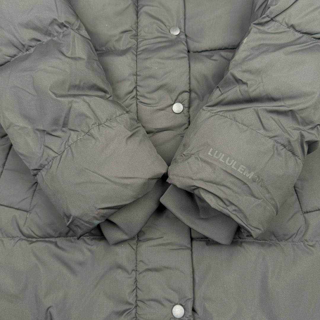 图片[11]-Lululemon Wunder Puff 露露乐檬九格全拉链纯色连帽长袖长款保暖羽绒服 经典的长款羽绒服，非常热销， 相当饱满的充绒度， 怕冷星人强烈推荐的必入款！ 给予冬季温暖呵护。 凛冽的秋冬里少不了一件轻援舒适的长款羽绒服， 既宽松包容又不会过于臃肿， 长款衣身一体式锁温防护， 上身拉长身形，不压身高，小个子也能驾驭， 立体剪裁结合版型设计衬出纤瘦的身形简约的纯色款式， 增加搭配更多可能性，帽子可脱卸 防风连帽设计，冬季出门穿也妥妥的锁温， 简单的纯色缝设计， 低调中营造层次感，细节彰显品质， 对称插袋设计，集美观与实用于一身， 整体风格随性洒脱，且带些干净美感！ 我们选用了元厂定制的softmatte面料， 高密炒柔细腻略高级的哑光光泽， 密度高具有很好的防风效果， 而且防水，保暖效果妥妥的。 立体剪裁结合版型设计衬出纤瘦的身形内里的做工最考验技术了， 同色系的里布上身效果很柔软， 也不易起静电两侧做了隐藏式拉链设计， 方便存放， 贴身物品防水防雪的面料，出门安全感满满！ 超大朵的绒，冬季更加保暖，也不显得臃肿。 颜色黑色 白色 绿色 三个颜色 尺码：4 6 8 10 4 6 8 10 肩宽 40 42 43 45 胸围 111 115 119 123 衣长 112 113 115 116 建议身高体重 4 155-165 90-110斤 6 160-170 110-125斤 8 165-175 125-140斤 10 170-180 140-160斤-选品中心