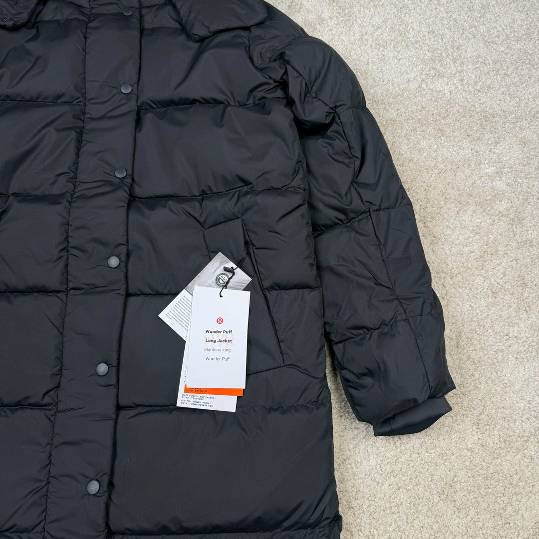 图片[6]-Lululemon Wunder Puff 露露乐檬九格全拉链纯色连帽长袖长款保暖羽绒服 经典的长款羽绒服，非常热销， 相当饱满的充绒度， 怕冷星人强烈推荐的必入款！ 给予冬季温暖呵护。 凛冽的秋冬里少不了一件轻援舒适的长款羽绒服， 既宽松包容又不会过于臃肿， 长款衣身一体式锁温防护， 上身拉长身形，不压身高，小个子也能驾驭， 立体剪裁结合版型设计衬出纤瘦的身形简约的纯色款式， 增加搭配更多可能性，帽子可脱卸 防风连帽设计，冬季出门穿也妥妥的锁温， 简单的纯色缝设计， 低调中营造层次感，细节彰显品质， 对称插袋设计，集美观与实用于一身， 整体风格随性洒脱，且带些干净美感！ 我们选用了元厂定制的softmatte面料， 高密炒柔细腻略高级的哑光光泽， 密度高具有很好的防风效果， 而且防水，保暖效果妥妥的。 立体剪裁结合版型设计衬出纤瘦的身形内里的做工最考验技术了， 同色系的里布上身效果很柔软， 也不易起静电两侧做了隐藏式拉链设计， 方便存放， 贴身物品防水防雪的面料，出门安全感满满！ 超大朵的绒，冬季更加保暖，也不显得臃肿。 颜色黑色 白色 绿色 三个颜色 尺码：4 6 8 10 4 6 8 10 肩宽 40 42 43 45 胸围 111 115 119 123 衣长 112 113 115 116 建议身高体重 4 155-165 90-110斤 6 160-170 110-125斤 8 165-175 125-140斤 10 170-180 140-160斤-选品中心