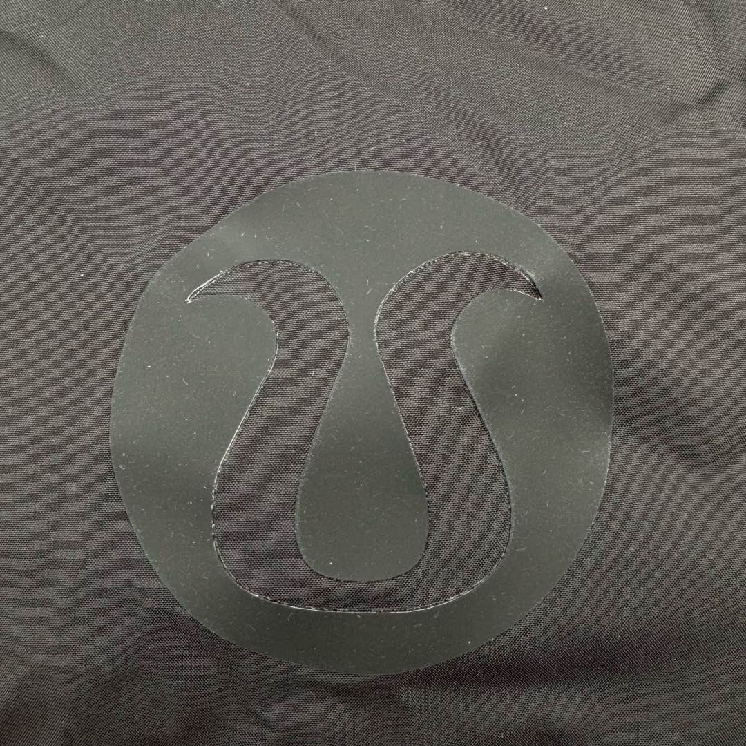 图片[13]-Lululemon Wunder Puff 露露乐檬九格全拉链纯色连帽长袖长款保暖羽绒服 经典的长款羽绒服，非常热销， 相当饱满的充绒度， 怕冷星人强烈推荐的必入款！ 给予冬季温暖呵护。 凛冽的秋冬里少不了一件轻援舒适的长款羽绒服， 既宽松包容又不会过于臃肿， 长款衣身一体式锁温防护， 上身拉长身形，不压身高，小个子也能驾驭， 立体剪裁结合版型设计衬出纤瘦的身形简约的纯色款式， 增加搭配更多可能性，帽子可脱卸 防风连帽设计，冬季出门穿也妥妥的锁温， 简单的纯色缝设计， 低调中营造层次感，细节彰显品质， 对称插袋设计，集美观与实用于一身， 整体风格随性洒脱，且带些干净美感！ 我们选用了元厂定制的softmatte面料， 高密炒柔细腻略高级的哑光光泽， 密度高具有很好的防风效果， 而且防水，保暖效果妥妥的。 立体剪裁结合版型设计衬出纤瘦的身形内里的做工最考验技术了， 同色系的里布上身效果很柔软， 也不易起静电两侧做了隐藏式拉链设计， 方便存放， 贴身物品防水防雪的面料，出门安全感满满！ 超大朵的绒，冬季更加保暖，也不显得臃肿。 颜色黑色 白色 绿色 三个颜色 尺码：4 6 8 10 4 6 8 10 肩宽 40 42 43 45 胸围 111 115 119 123 衣长 112 113 115 116 建议身高体重 4 155-165 90-110斤 6 160-170 110-125斤 8 165-175 125-140斤 10 170-180 140-160斤-选品中心