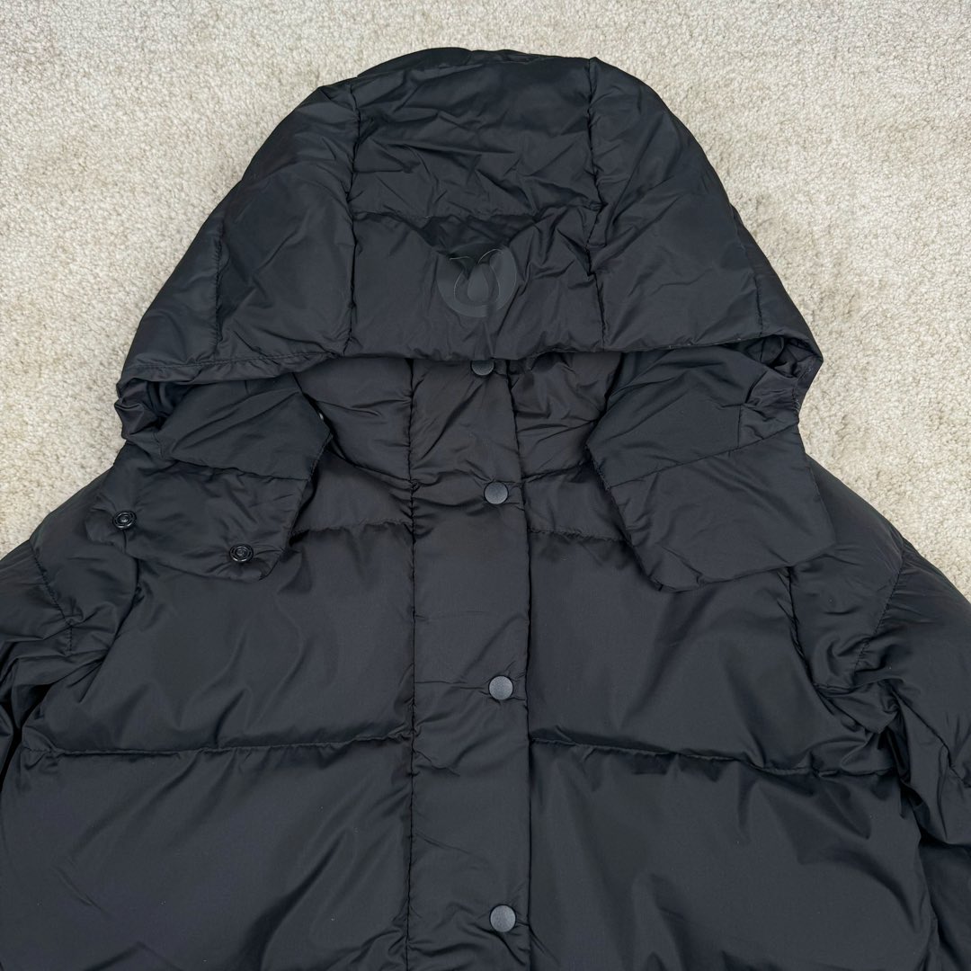 图片[4]-Lululemon Wunder Puff 露露乐檬九格全拉链纯色连帽长袖长款保暖羽绒服 经典的长款羽绒服，非常热销， 相当饱满的充绒度， 怕冷星人强烈推荐的必入款！ 给予冬季温暖呵护。 凛冽的秋冬里少不了一件轻援舒适的长款羽绒服， 既宽松包容又不会过于臃肿， 长款衣身一体式锁温防护， 上身拉长身形，不压身高，小个子也能驾驭， 立体剪裁结合版型设计衬出纤瘦的身形简约的纯色款式， 增加搭配更多可能性，帽子可脱卸 防风连帽设计，冬季出门穿也妥妥的锁温， 简单的纯色缝设计， 低调中营造层次感，细节彰显品质， 对称插袋设计，集美观与实用于一身， 整体风格随性洒脱，且带些干净美感！ 我们选用了元厂定制的softmatte面料， 高密炒柔细腻略高级的哑光光泽， 密度高具有很好的防风效果， 而且防水，保暖效果妥妥的。 立体剪裁结合版型设计衬出纤瘦的身形内里的做工最考验技术了， 同色系的里布上身效果很柔软， 也不易起静电两侧做了隐藏式拉链设计， 方便存放， 贴身物品防水防雪的面料，出门安全感满满！ 超大朵的绒，冬季更加保暖，也不显得臃肿。 颜色黑色 白色 绿色 三个颜色 尺码：4 6 8 10 4 6 8 10 肩宽 40 42 43 45 胸围 111 115 119 123 衣长 112 113 115 116 建议身高体重 4 155-165 90-110斤 6 160-170 110-125斤 8 165-175 125-140斤 10 170-180 140-160斤-选品中心