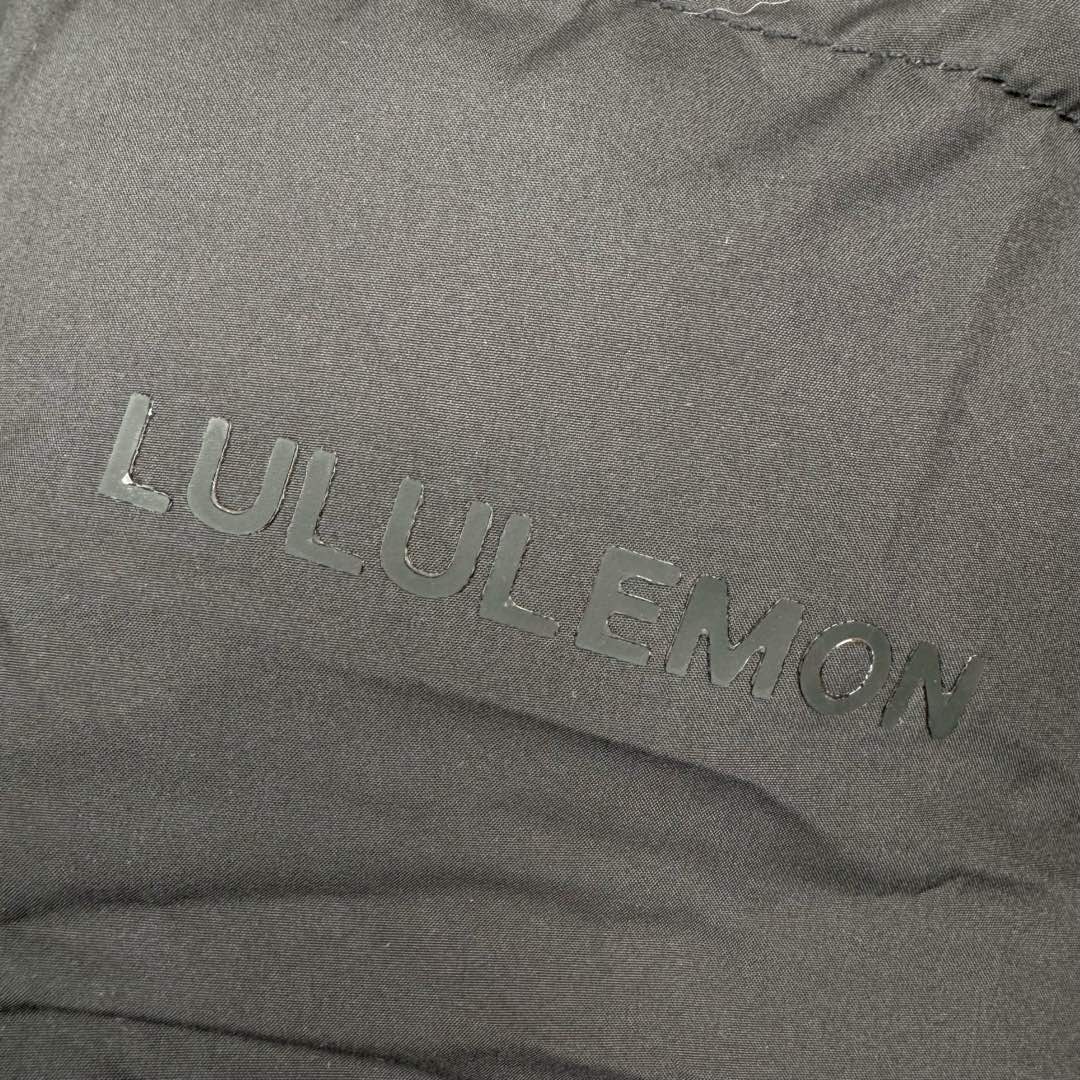 图片[10]-Lululemon Wunder Puff 露露乐檬九格全拉链纯色连帽长袖长款保暖羽绒服 经典的长款羽绒服，非常热销， 相当饱满的充绒度， 怕冷星人强烈推荐的必入款！ 给予冬季温暖呵护。 凛冽的秋冬里少不了一件轻援舒适的长款羽绒服， 既宽松包容又不会过于臃肿， 长款衣身一体式锁温防护， 上身拉长身形，不压身高，小个子也能驾驭， 立体剪裁结合版型设计衬出纤瘦的身形简约的纯色款式， 增加搭配更多可能性，帽子可脱卸 防风连帽设计，冬季出门穿也妥妥的锁温， 简单的纯色缝设计， 低调中营造层次感，细节彰显品质， 对称插袋设计，集美观与实用于一身， 整体风格随性洒脱，且带些干净美感！ 我们选用了元厂定制的softmatte面料， 高密炒柔细腻略高级的哑光光泽， 密度高具有很好的防风效果， 而且防水，保暖效果妥妥的。 立体剪裁结合版型设计衬出纤瘦的身形内里的做工最考验技术了， 同色系的里布上身效果很柔软， 也不易起静电两侧做了隐藏式拉链设计， 方便存放， 贴身物品防水防雪的面料，出门安全感满满！ 超大朵的绒，冬季更加保暖，也不显得臃肿。 颜色黑色 白色 绿色 三个颜色 尺码：4 6 8 10 4 6 8 10 肩宽 40 42 43 45 胸围 111 115 119 123 衣长 112 113 115 116 建议身高体重 4 155-165 90-110斤 6 160-170 110-125斤 8 165-175 125-140斤 10 170-180 140-160斤-选品中心