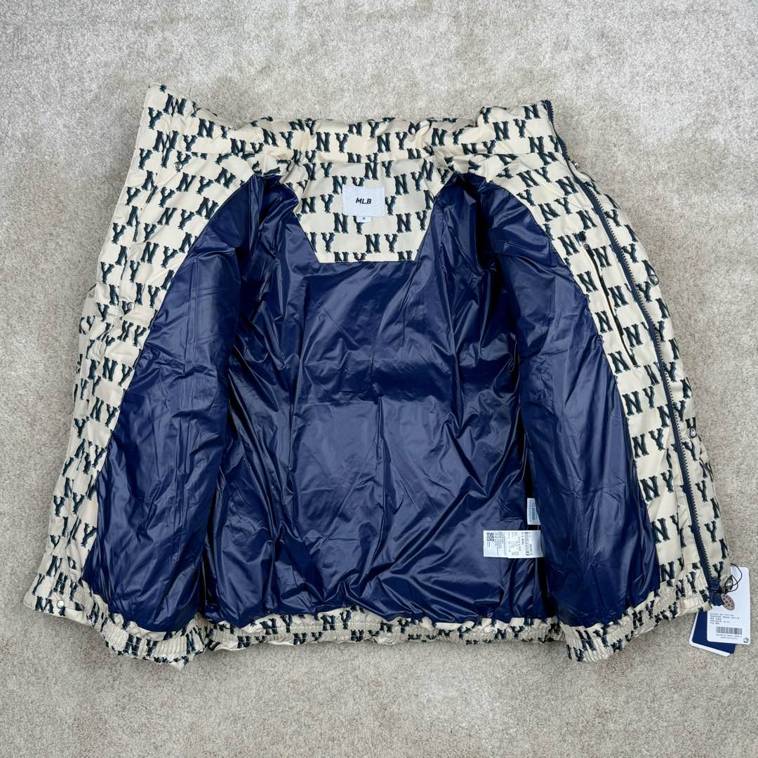图片[4]-MLB MONOGRAM 系列 纽约洋基队 满印刺绣工艺加厚立领保暖舒适羽绒服 男女同款 今年MONOGRAM的人气席卷整个时尚界，这季MLB设计打破原有的简约版，破格推出NY Logo的印花的MONOGRAM鹅绒羽绒服。 MLB联名限量羽绒服，时尚潮流，保暖经典，老花高端大气，穿上身还以为是Gucci图！高级感贯穿全身重点是，这个老花保暖度完全媲美加拿大鹅超级挡风~因不受性别限制的设计作为情侣羽绒服也很棒！另外因为羽绒服本身的图案非常华丽，所以其他的造型单品全部搭配单色也能完成时尚穿搭~ 尺码：XS S M L XL 2XL-选品中心