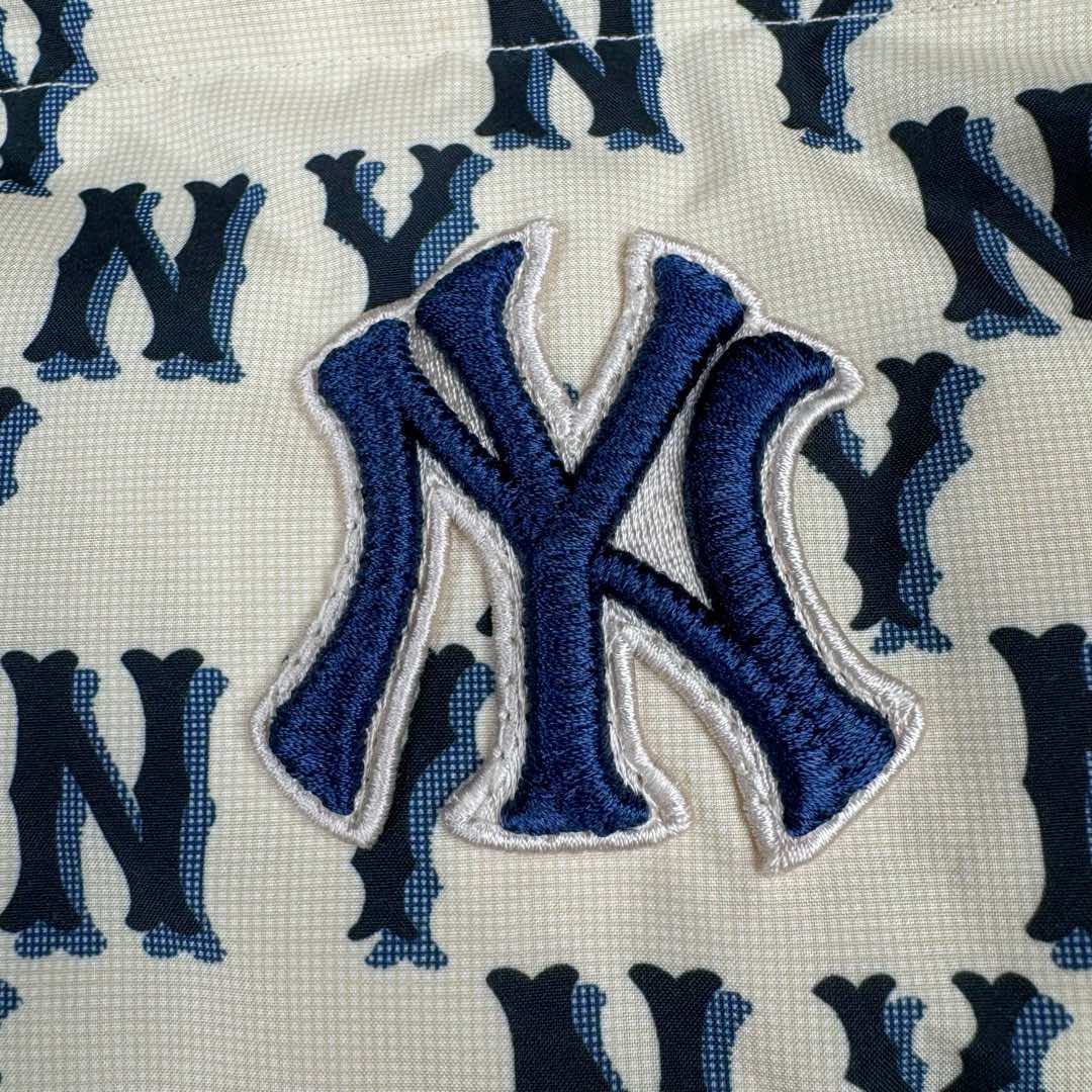 图片[12]-MLB MONOGRAM 系列 纽约洋基队 满印刺绣工艺加厚立领保暖舒适羽绒服 男女同款 今年MONOGRAM的人气席卷整个时尚界，这季MLB设计打破原有的简约版，破格推出NY Logo的印花的MONOGRAM鹅绒羽绒服。 MLB联名限量羽绒服，时尚潮流，保暖经典，老花高端大气，穿上身还以为是Gucci图！高级感贯穿全身重点是，这个老花保暖度完全媲美加拿大鹅超级挡风~因不受性别限制的设计作为情侣羽绒服也很棒！另外因为羽绒服本身的图案非常华丽，所以其他的造型单品全部搭配单色也能完成时尚穿搭~ 尺码：XS S M L XL 2XL-选品中心