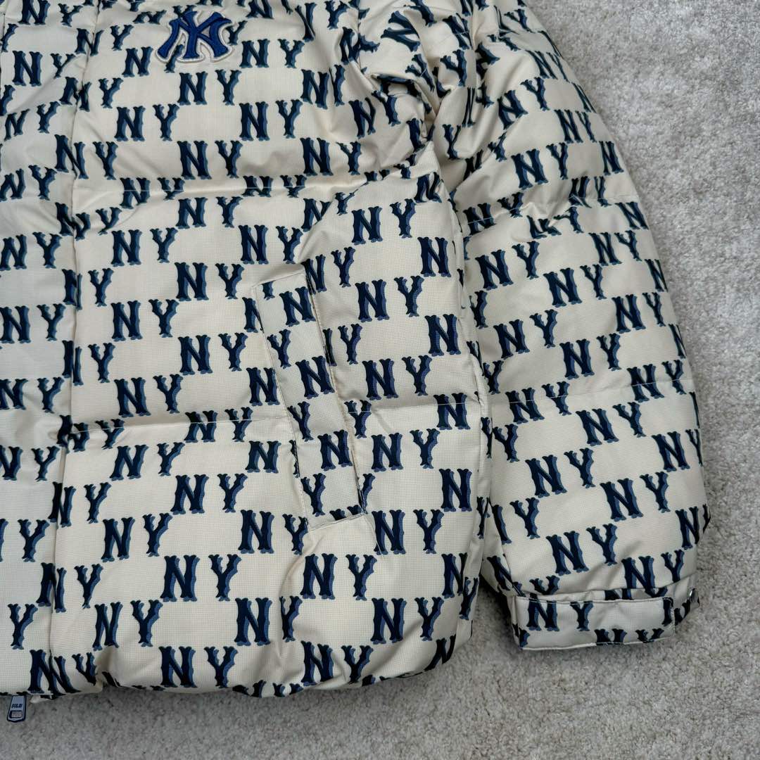 图片[7]-MLB MONOGRAM 系列 纽约洋基队 满印刺绣工艺加厚立领保暖舒适羽绒服 男女同款 今年MONOGRAM的人气席卷整个时尚界，这季MLB设计打破原有的简约版，破格推出NY Logo的印花的MONOGRAM鹅绒羽绒服。 MLB联名限量羽绒服，时尚潮流，保暖经典，老花高端大气，穿上身还以为是Gucci图！高级感贯穿全身重点是，这个老花保暖度完全媲美加拿大鹅超级挡风~因不受性别限制的设计作为情侣羽绒服也很棒！另外因为羽绒服本身的图案非常华丽，所以其他的造型单品全部搭配单色也能完成时尚穿搭~ 尺码：XS S M L XL 2XL-选品中心