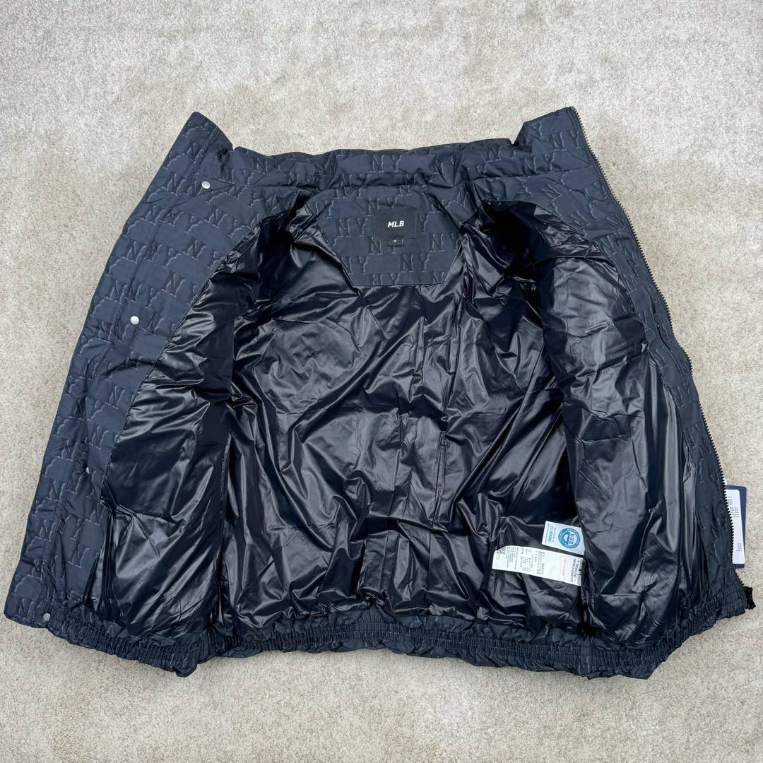 图片[4]-MLB MONOGRAM 系列 纽约洋基队 满印刺绣工艺加厚立领保暖舒适羽绒服 男女同款 今年MONOGRAM的人气席卷整个时尚界，这季MLB设计打破原有的简约版，破格推出NY Logo的印花的MONOGRAM鹅绒羽绒服。 MLB联名限量羽绒服，时尚潮流，保暖经典，老花高端大气，穿上身还以为是Gucci图！高级感贯穿全身重点是，这个老花保暖度完全媲美加拿大鹅超级挡风~因不受性别限制的设计作为情侣羽绒服也很棒！另外因为羽绒服本身的图案非常华丽，所以其他的造型单品全部搭配单色也能完成时尚穿搭~ 尺码：XS S M L XL 2XL-选品中心