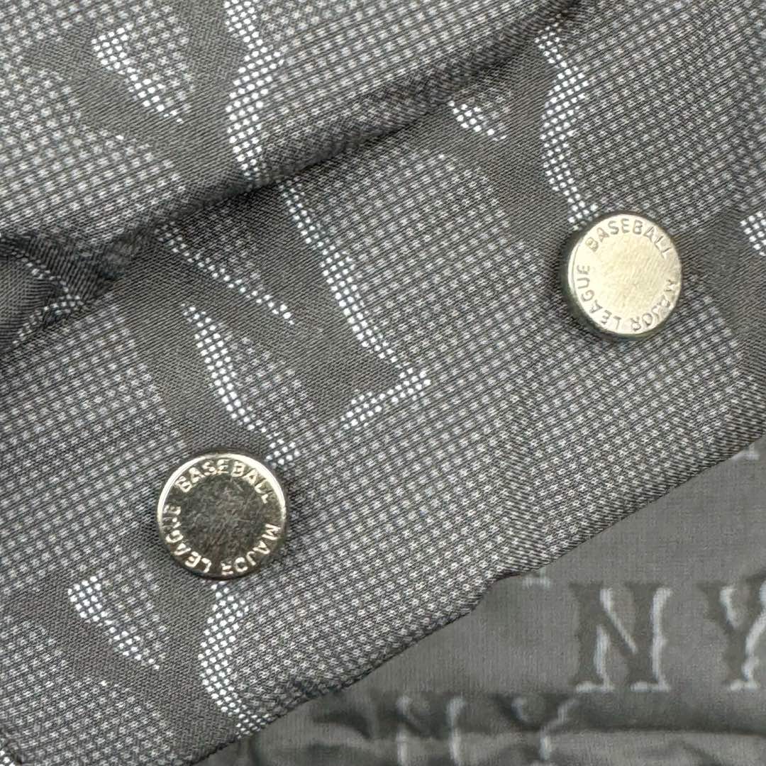 图片[13]-MLB MONOGRAM 系列 纽约洋基队 满印刺绣工艺加厚立领保暖舒适羽绒服 男女同款 今年MONOGRAM的人气席卷整个时尚界，这季MLB设计打破原有的简约版，破格推出NY Logo的印花的MONOGRAM鹅绒羽绒服。 MLB联名限量羽绒服，时尚潮流，保暖经典，老花高端大气，穿上身还以为是Gucci图！高级感贯穿全身重点是，这个老花保暖度完全媲美加拿大鹅超级挡风~因不受性别限制的设计作为情侣羽绒服也很棒！另外因为羽绒服本身的图案非常华丽，所以其他的造型单品全部搭配单色也能完成时尚穿搭~ 尺码：XS S M L XL 2XL-选品中心