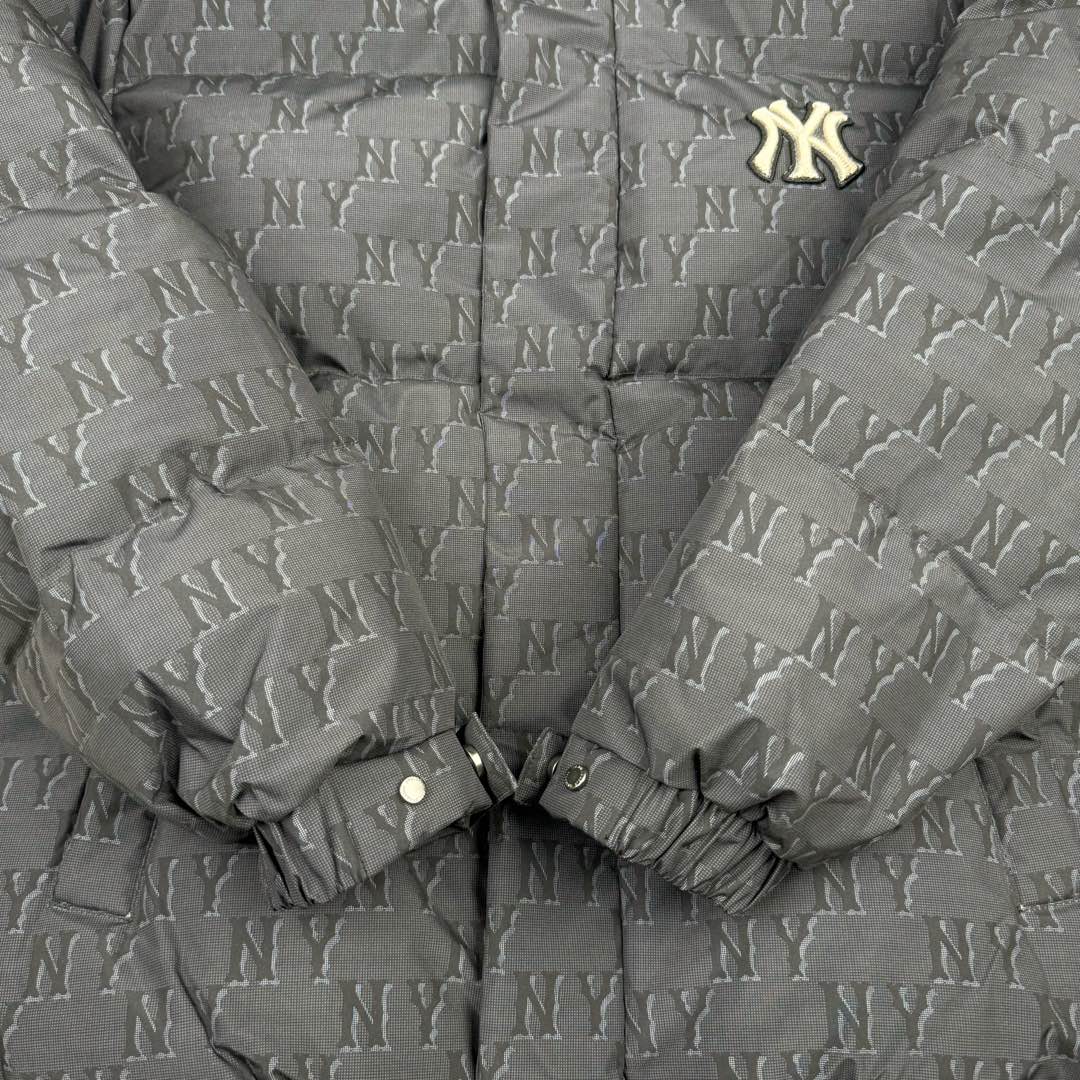 图片[7]-MLB MONOGRAM 系列 纽约洋基队 满印刺绣工艺加厚立领保暖舒适羽绒服 男女同款 今年MONOGRAM的人气席卷整个时尚界，这季MLB设计打破原有的简约版，破格推出NY Logo的印花的MONOGRAM鹅绒羽绒服。 MLB联名限量羽绒服，时尚潮流，保暖经典，老花高端大气，穿上身还以为是Gucci图！高级感贯穿全身重点是，这个老花保暖度完全媲美加拿大鹅超级挡风~因不受性别限制的设计作为情侣羽绒服也很棒！另外因为羽绒服本身的图案非常华丽，所以其他的造型单品全部搭配单色也能完成时尚穿搭~ 尺码：XS S M L XL 2XL-选品中心