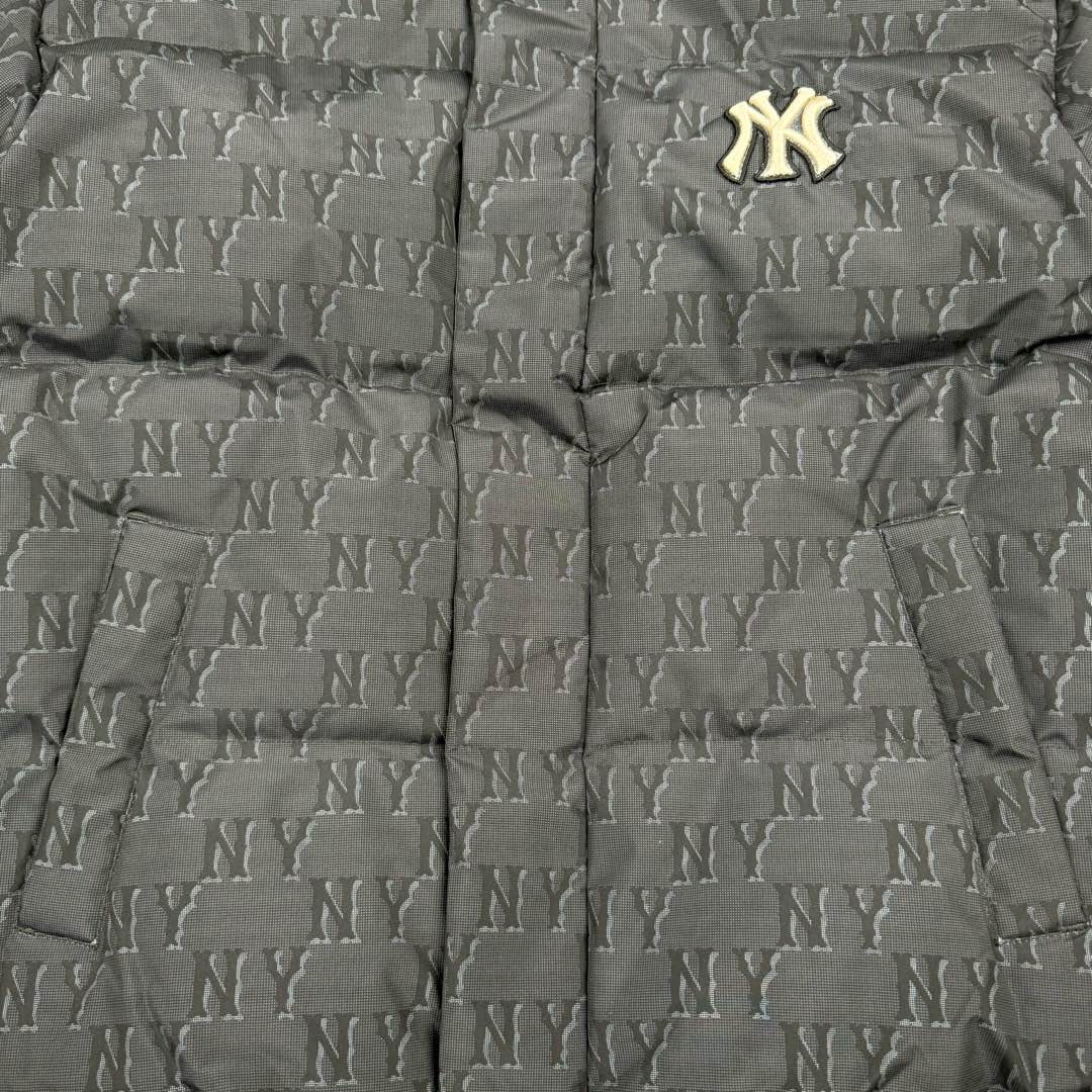 图片[8]-MLB MONOGRAM 系列 纽约洋基队 满印刺绣工艺加厚立领保暖舒适羽绒服 男女同款 今年MONOGRAM的人气席卷整个时尚界，这季MLB设计打破原有的简约版，破格推出NY Logo的印花的MONOGRAM鹅绒羽绒服。 MLB联名限量羽绒服，时尚潮流，保暖经典，老花高端大气，穿上身还以为是Gucci图！高级感贯穿全身重点是，这个老花保暖度完全媲美加拿大鹅超级挡风~因不受性别限制的设计作为情侣羽绒服也很棒！另外因为羽绒服本身的图案非常华丽，所以其他的造型单品全部搭配单色也能完成时尚穿搭~ 尺码：XS S M L XL 2XL-选品中心