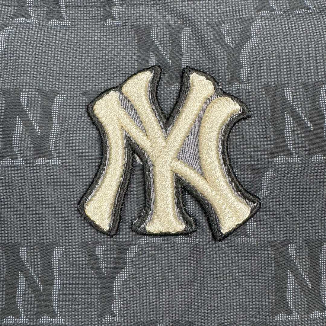 图片[9]-MLB MONOGRAM 系列 纽约洋基队 满印刺绣工艺加厚立领保暖舒适羽绒服 男女同款 今年MONOGRAM的人气席卷整个时尚界，这季MLB设计打破原有的简约版，破格推出NY Logo的印花的MONOGRAM鹅绒羽绒服。 MLB联名限量羽绒服，时尚潮流，保暖经典，老花高端大气，穿上身还以为是Gucci图！高级感贯穿全身重点是，这个老花保暖度完全媲美加拿大鹅超级挡风~因不受性别限制的设计作为情侣羽绒服也很棒！另外因为羽绒服本身的图案非常华丽，所以其他的造型单品全部搭配单色也能完成时尚穿搭~ 尺码：XS S M L XL 2XL-选品中心