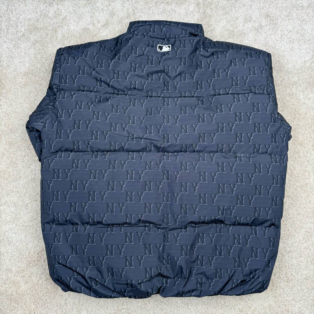 图片[3]-MLB MONOGRAM 系列 纽约洋基队 满印刺绣工艺加厚立领保暖舒适羽绒服 男女同款 今年MONOGRAM的人气席卷整个时尚界，这季MLB设计打破原有的简约版，破格推出NY Logo的印花的MONOGRAM鹅绒羽绒服。 MLB联名限量羽绒服，时尚潮流，保暖经典，老花高端大气，穿上身还以为是Gucci图！高级感贯穿全身重点是，这个老花保暖度完全媲美加拿大鹅超级挡风~因不受性别限制的设计作为情侣羽绒服也很棒！另外因为羽绒服本身的图案非常华丽，所以其他的造型单品全部搭配单色也能完成时尚穿搭~ 尺码：XS S M L XL 2XL-选品中心