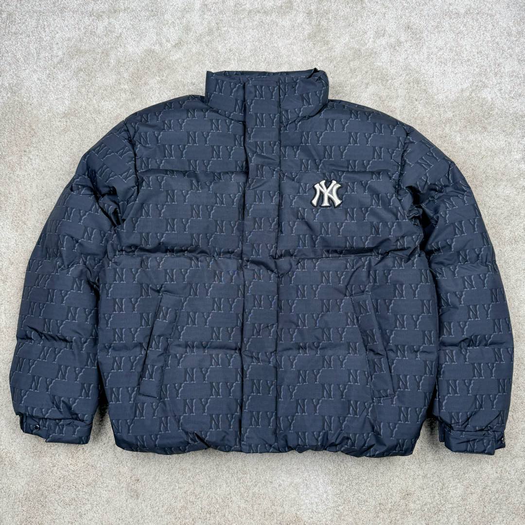 MLB MONOGRAM 系列 纽约洋基队 满印刺绣工艺加厚立领保暖舒适羽绒服 男女同款 今年MONOGRAM的人气席卷整个时尚界，这季MLB设计打破原有的简约版，破格推出NY Logo的印花的MONOGRAM鹅绒羽绒服。 MLB联名限量羽绒服，时尚潮流，保暖经典，老花高端大气，穿上身还以为是Gucci图！高级感贯穿全身重点是，这个老花保暖度完全媲美加拿大鹅超级挡风~因不受性别限制的设计作为情侣羽绒服也很棒！另外因为羽绒服本身的图案非常华丽，所以其他的造型单品全部搭配单色也能完成时尚穿搭~ 尺码：XS S M L XL 2XL-选品中心