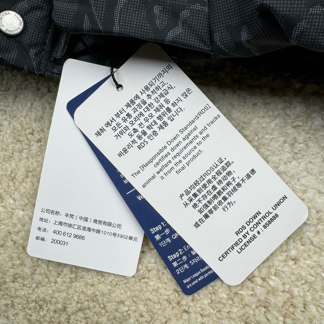 图片[12]-MLB MONOGRAM 系列 纽约洋基队 满印刺绣工艺加厚立领保暖舒适羽绒服 男女同款 今年MONOGRAM的人气席卷整个时尚界，这季MLB设计打破原有的简约版，破格推出NY Logo的印花的MONOGRAM鹅绒羽绒服。 MLB联名限量羽绒服，时尚潮流，保暖经典，老花高端大气，穿上身还以为是Gucci图！高级感贯穿全身重点是，这个老花保暖度完全媲美加拿大鹅超级挡风~因不受性别限制的设计作为情侣羽绒服也很棒！另外因为羽绒服本身的图案非常华丽，所以其他的造型单品全部搭配单色也能完成时尚穿搭~ 尺码：XS S M L XL 2XL-选品中心