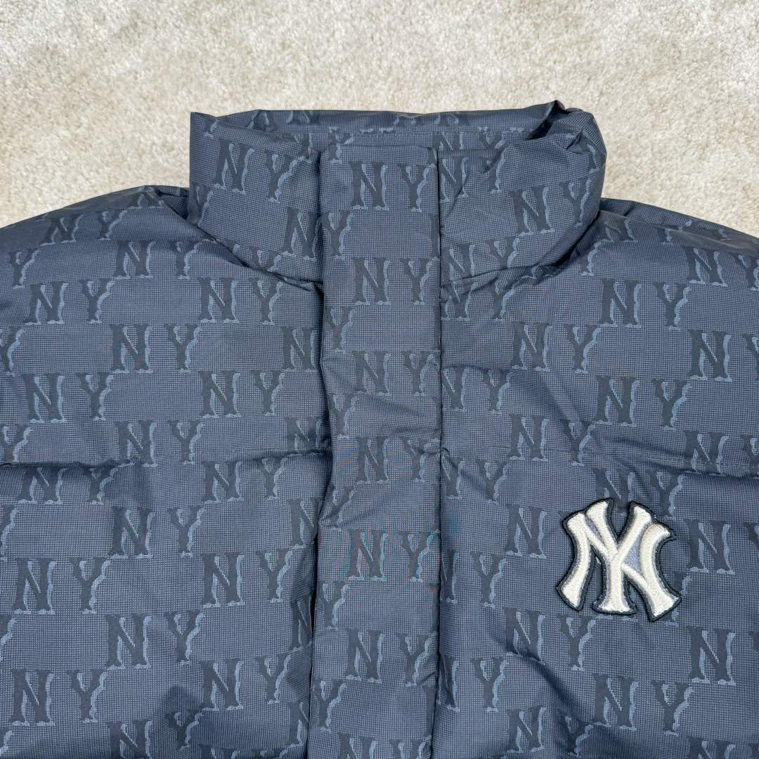 图片[5]-MLB MONOGRAM 系列 纽约洋基队 满印刺绣工艺加厚立领保暖舒适羽绒服 男女同款 今年MONOGRAM的人气席卷整个时尚界，这季MLB设计打破原有的简约版，破格推出NY Logo的印花的MONOGRAM鹅绒羽绒服。 MLB联名限量羽绒服，时尚潮流，保暖经典，老花高端大气，穿上身还以为是Gucci图！高级感贯穿全身重点是，这个老花保暖度完全媲美加拿大鹅超级挡风~因不受性别限制的设计作为情侣羽绒服也很棒！另外因为羽绒服本身的图案非常华丽，所以其他的造型单品全部搭配单色也能完成时尚穿搭~ 尺码：XS S M L XL 2XL-选品中心